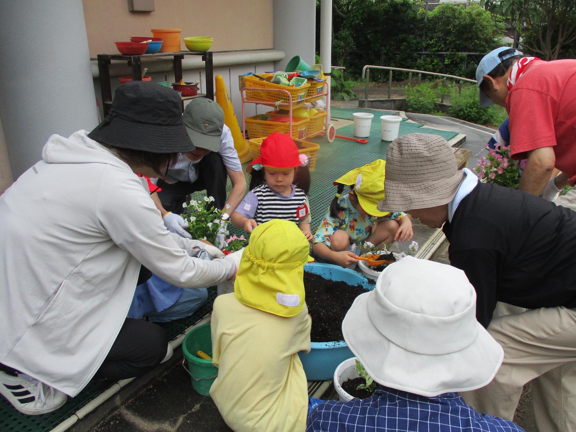 地域の人と一緒に花苗を植えているところ
