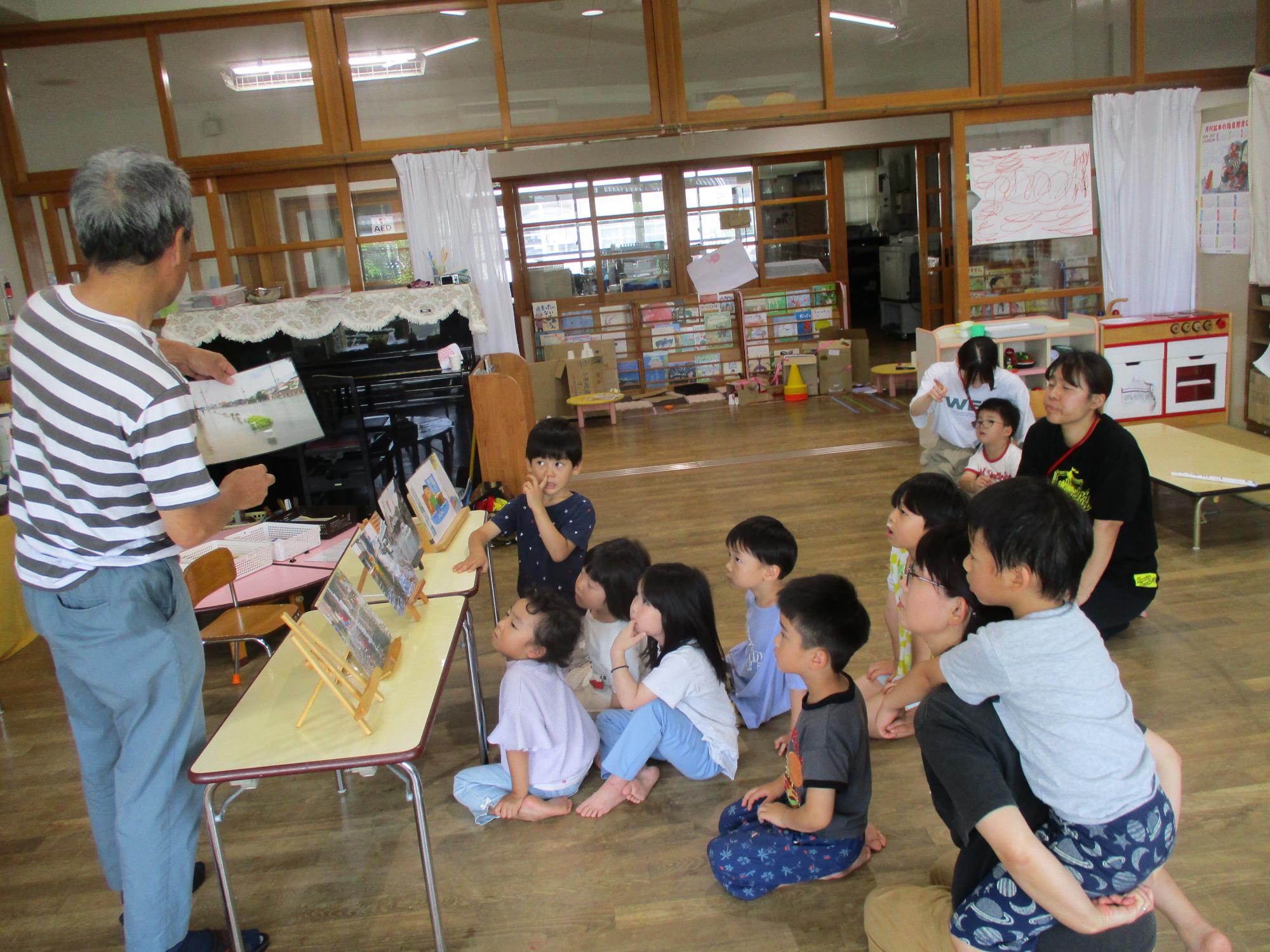 避難訓練で園長先生のお話を聞いているところ