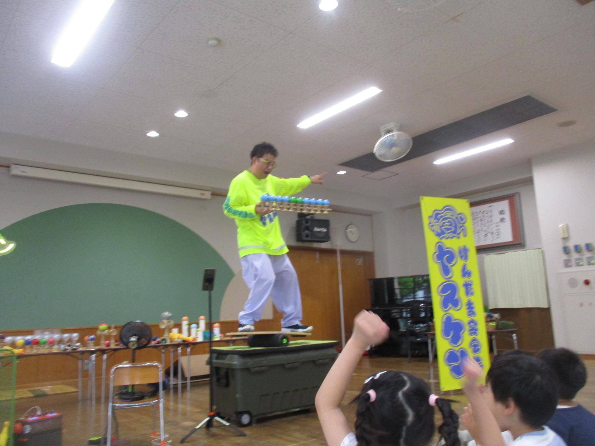 けん玉名人が10連けん玉を成功させたところ
