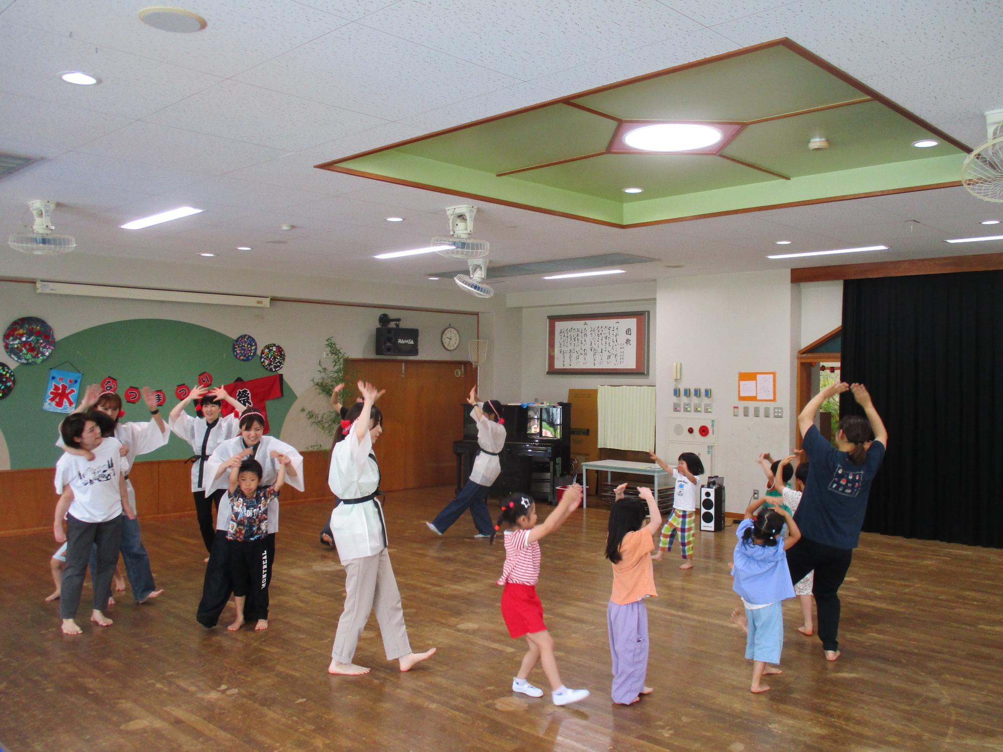 盆踊りをみんなで踊っているところ