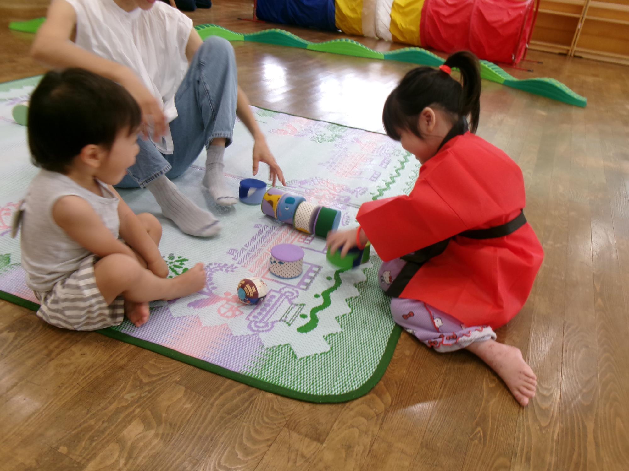 年下のこどもと遊んでいるところ