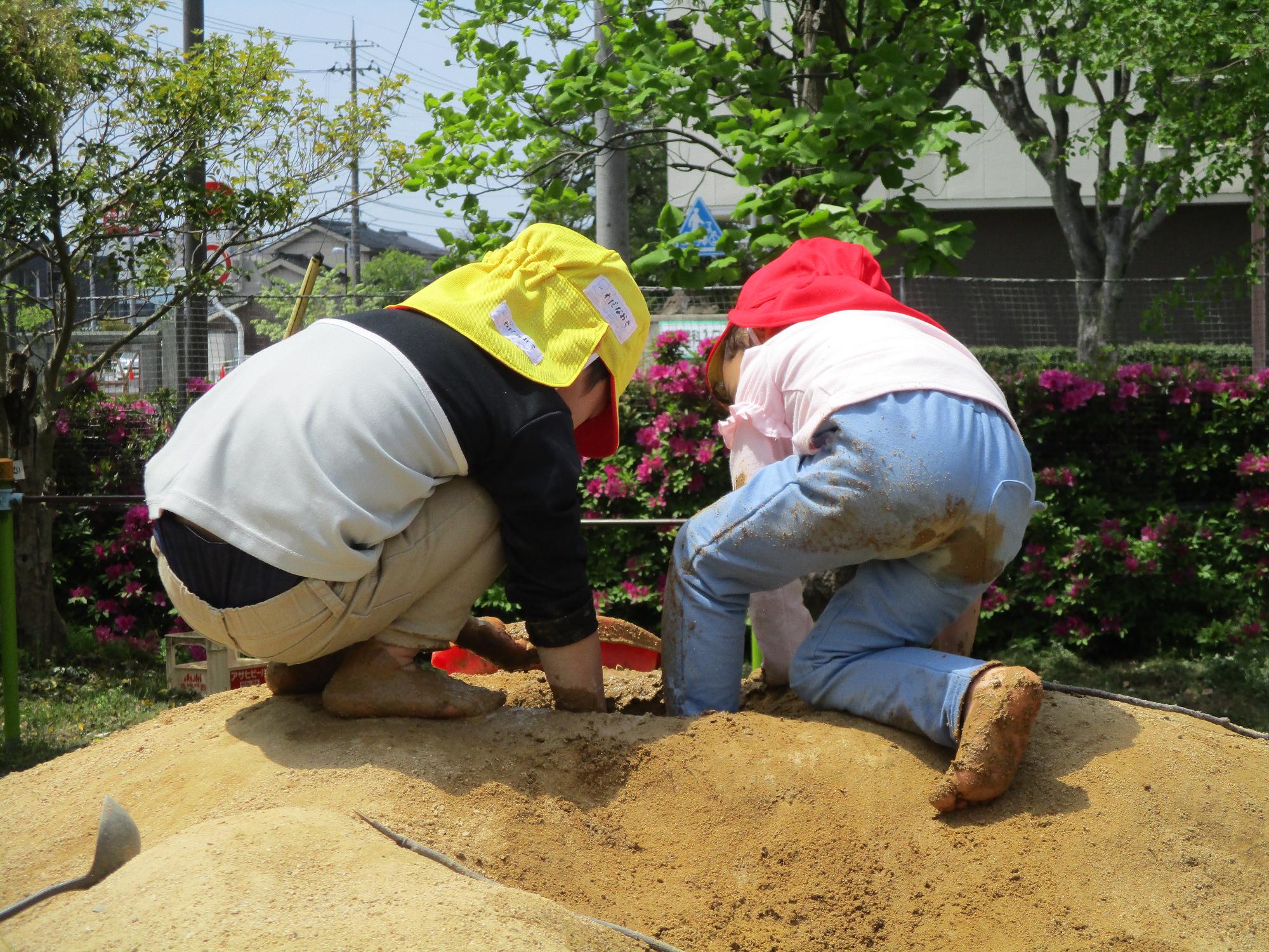 園庭の築山で遊んでいるところ