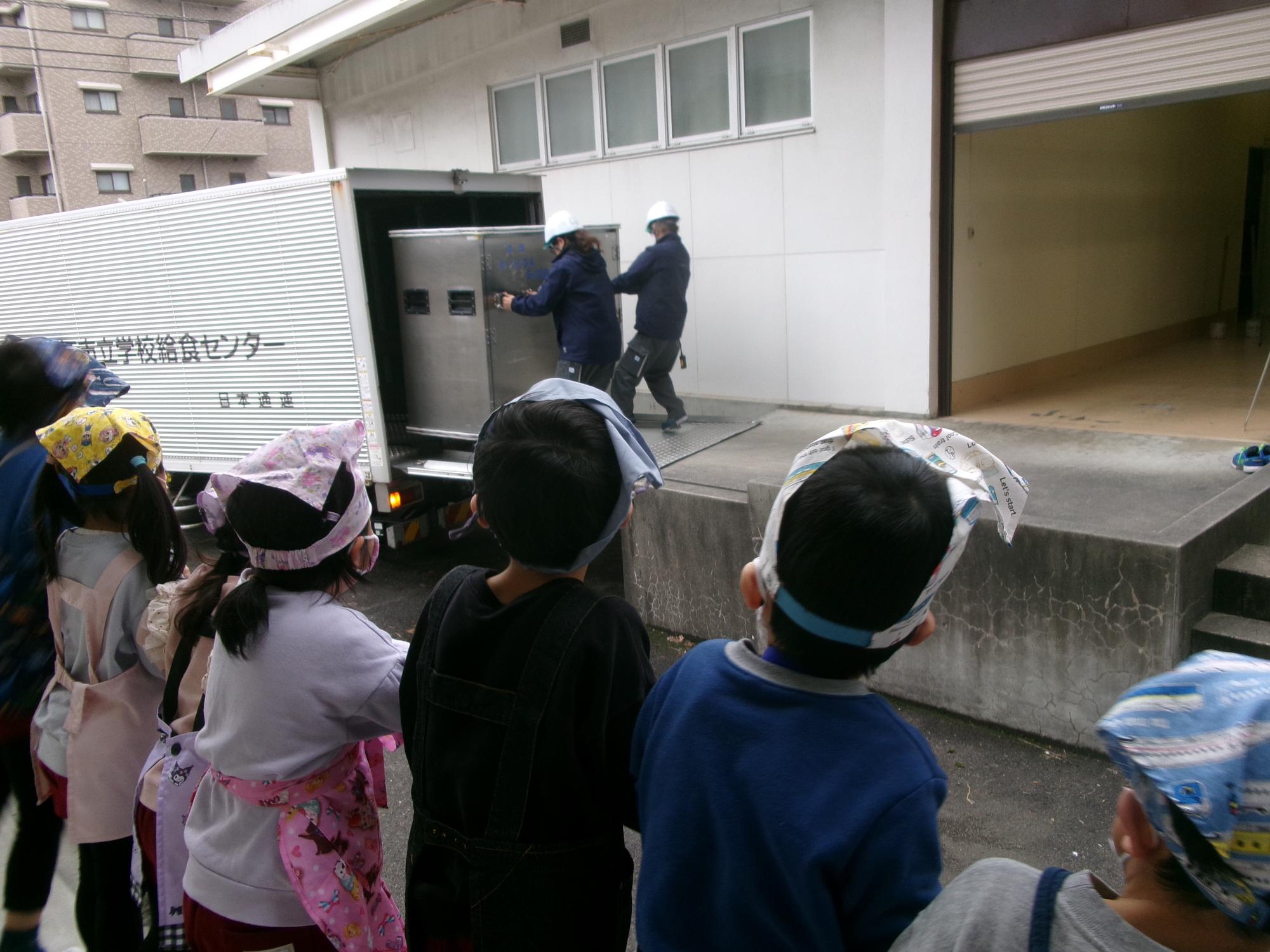 給食車がきたよ