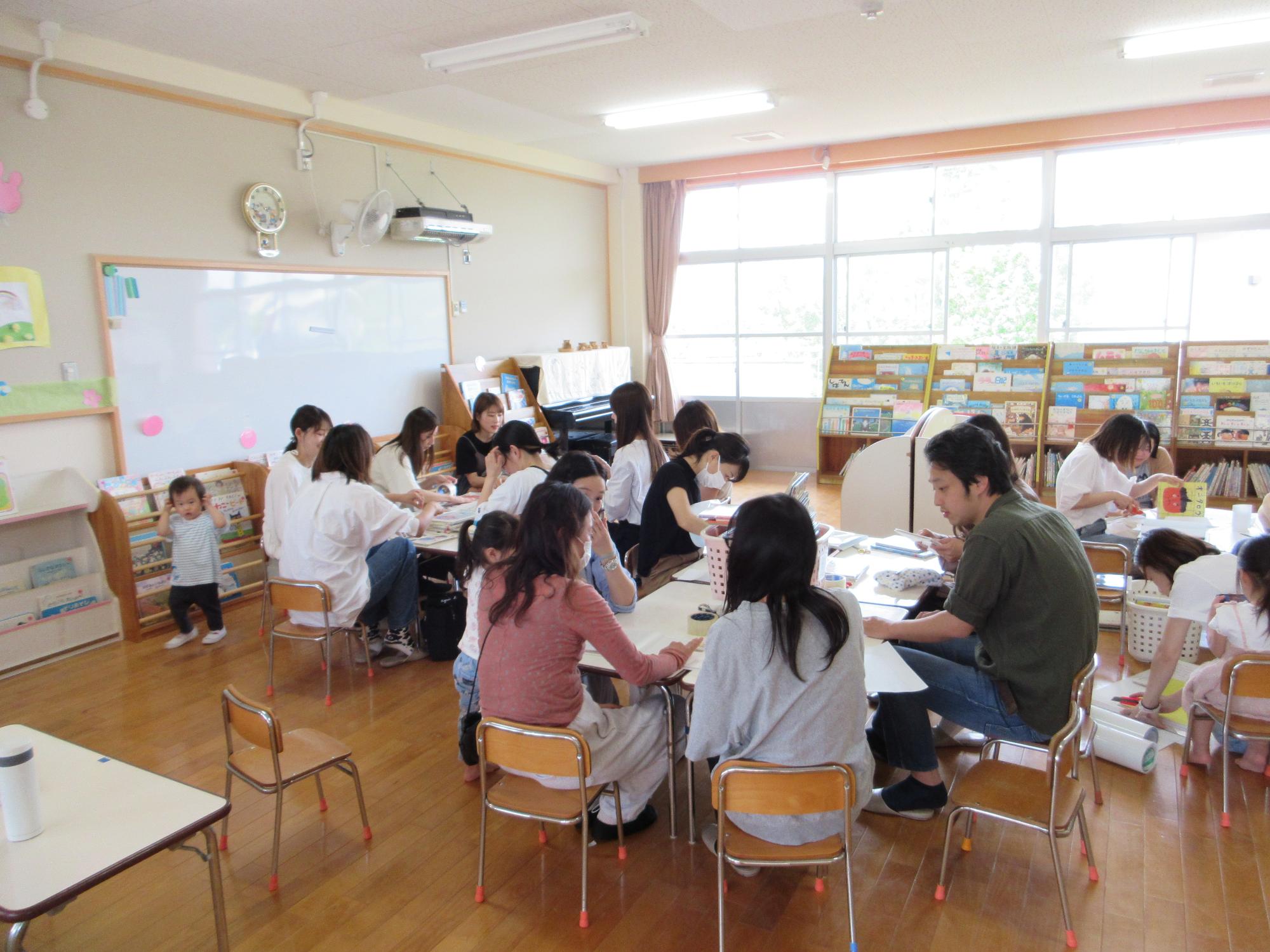 絵本の修繕作業