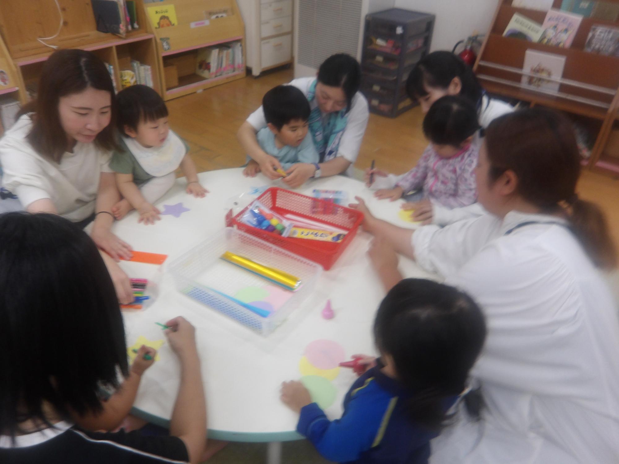 短冊に願い事を書く