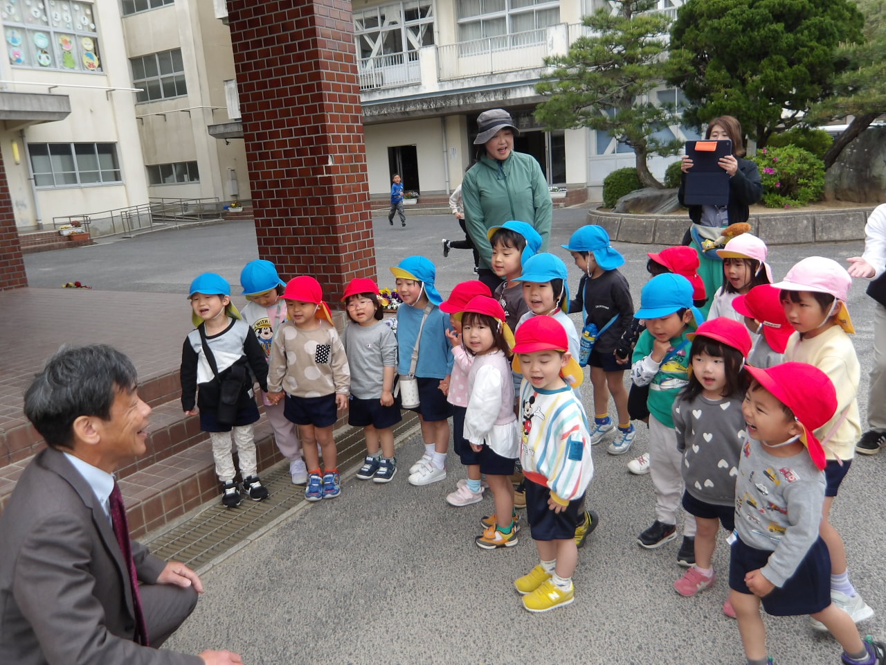 小学校の先生にごあいさつ