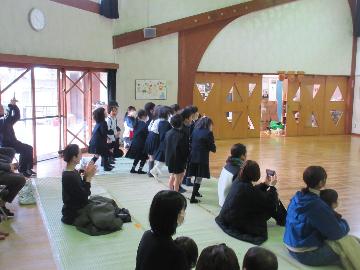 一緒にリズム遊びをする客席の小学生