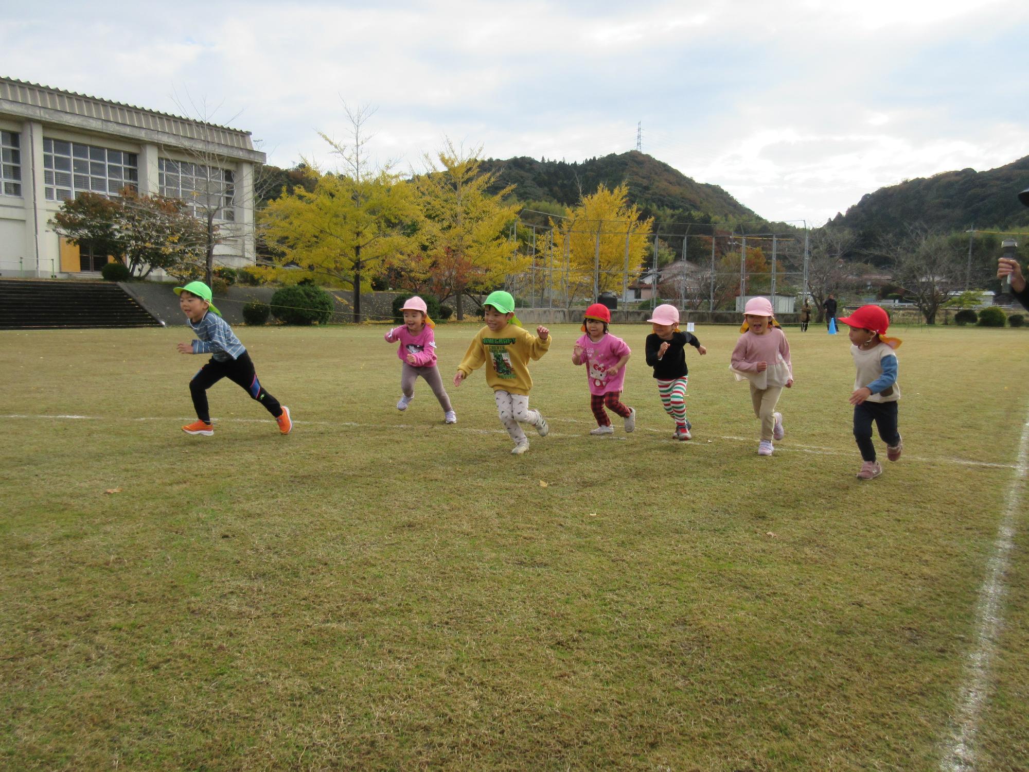 朝酌小学校のマラソン大会に参加した7人のこどもたちが一斉にスタートしたところ