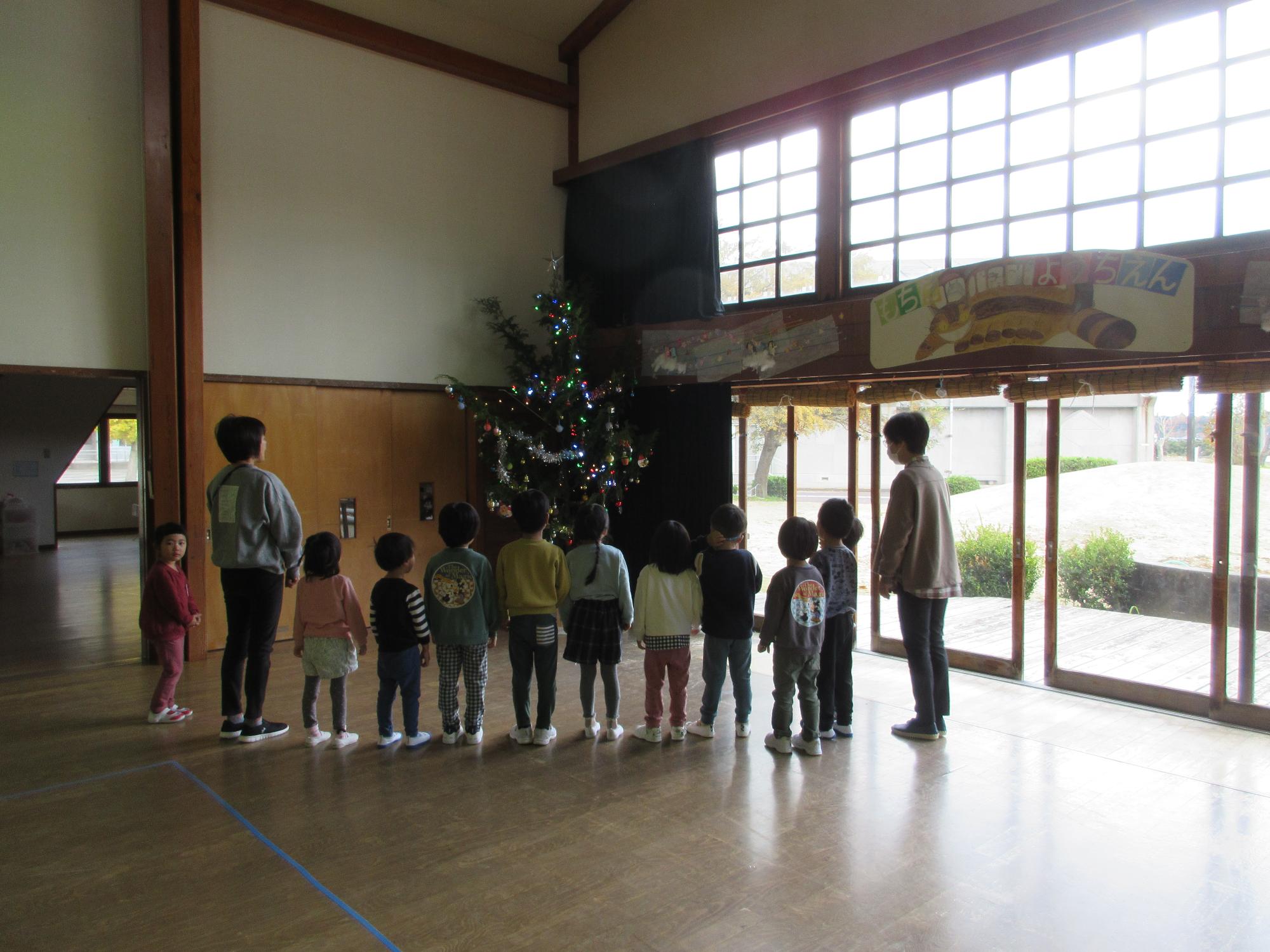 飾ったツリーを見ながらクリスマスの歌を歌ったよ