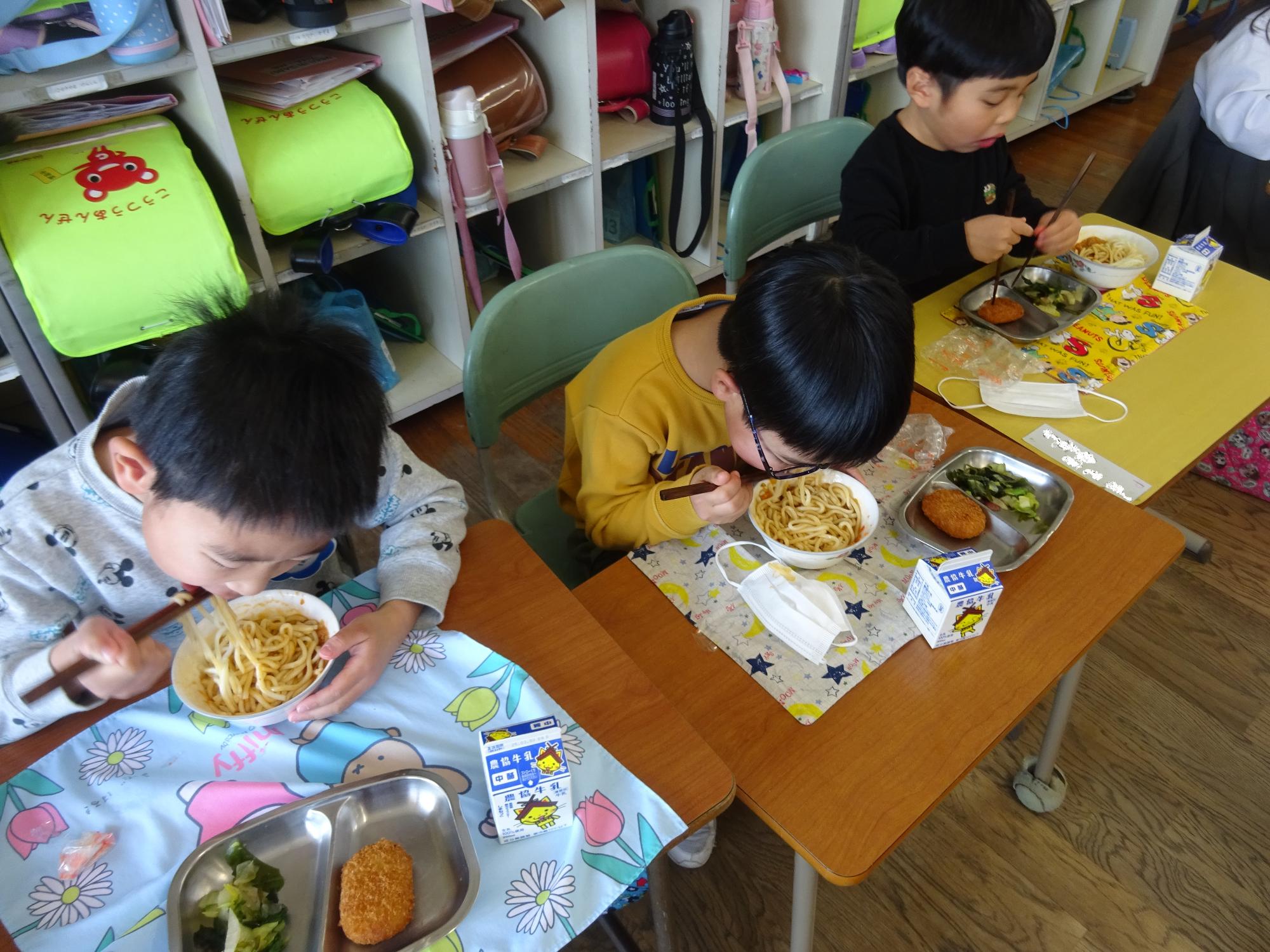 小学校で給食を食べたよ