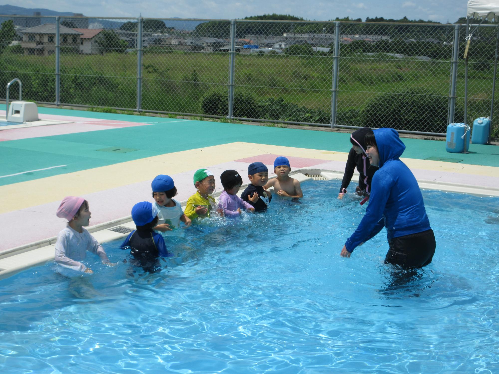 小学校のプールに入ったよ