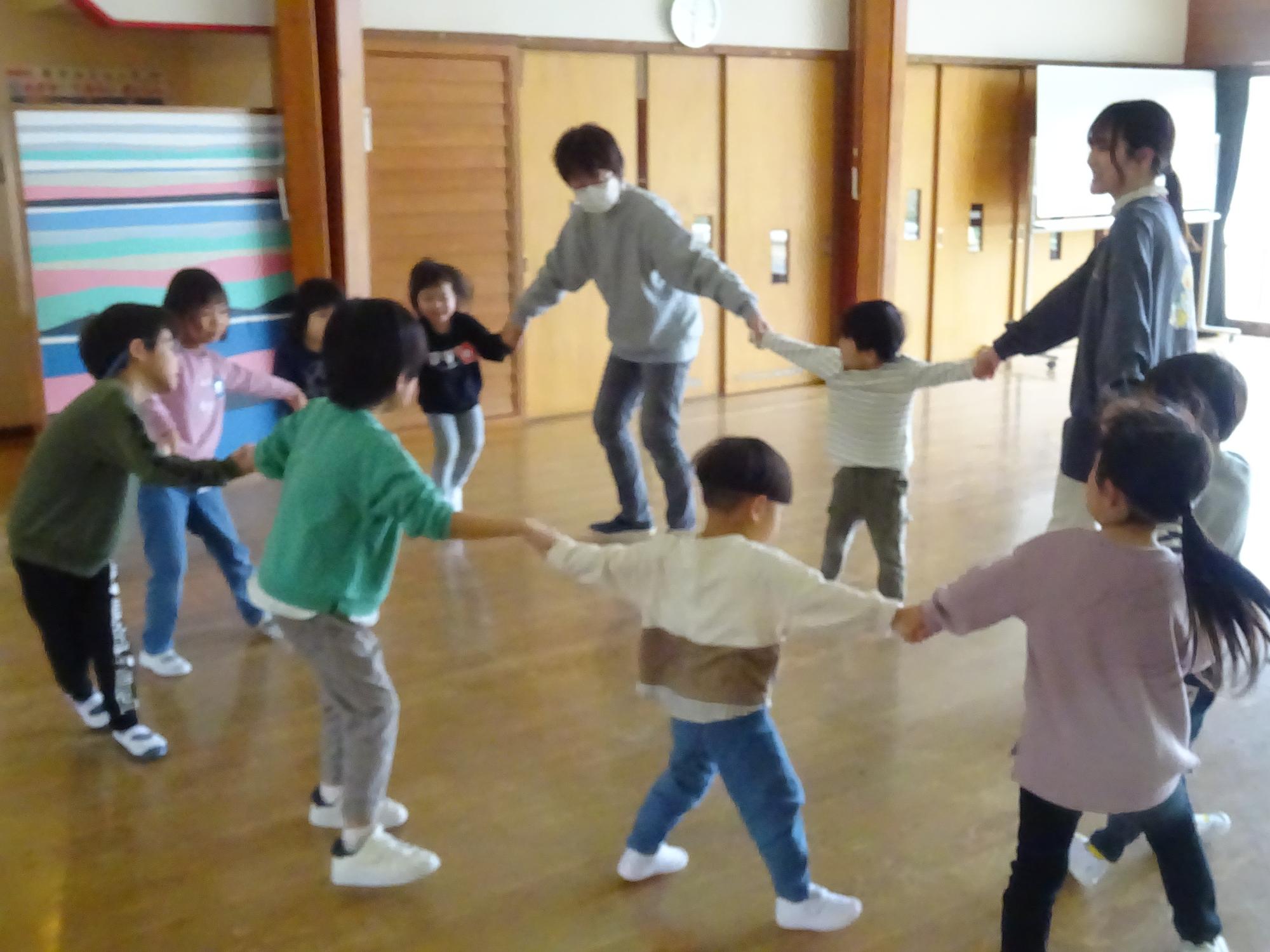 みんなで手を繋ぐとこんなに大きな輪になるんだね
