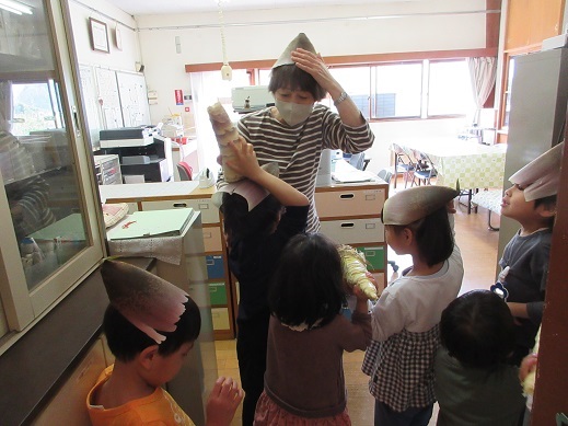 園長先生、竹の子帽子だよー！！一緒にかぶろう！