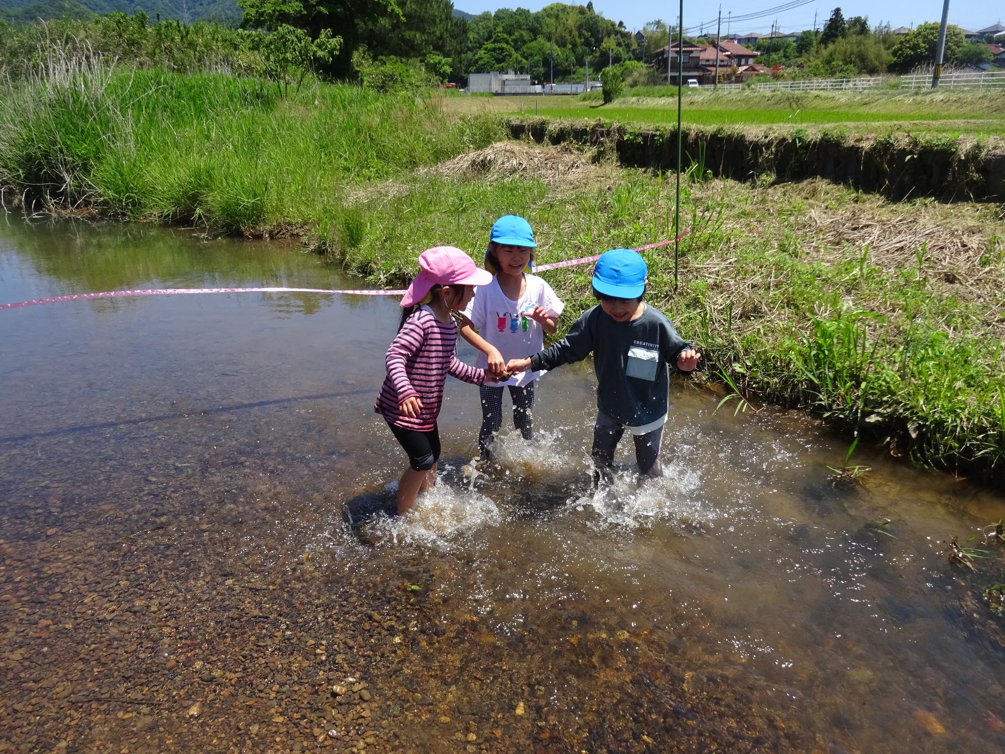 水しぶきをあげて楽しむ様子