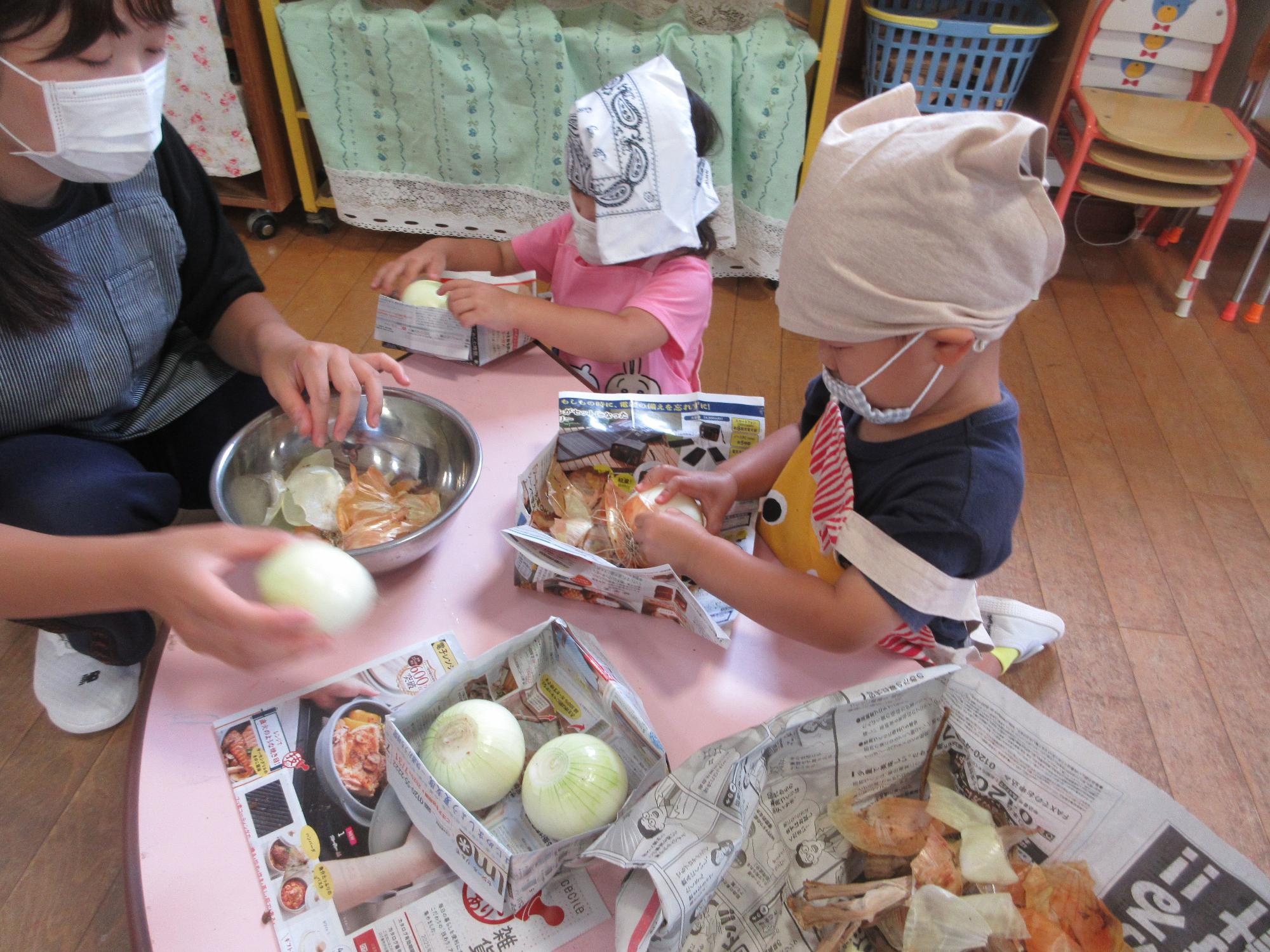 3歳りんご組は玉ねぎの皮むきをしたよ