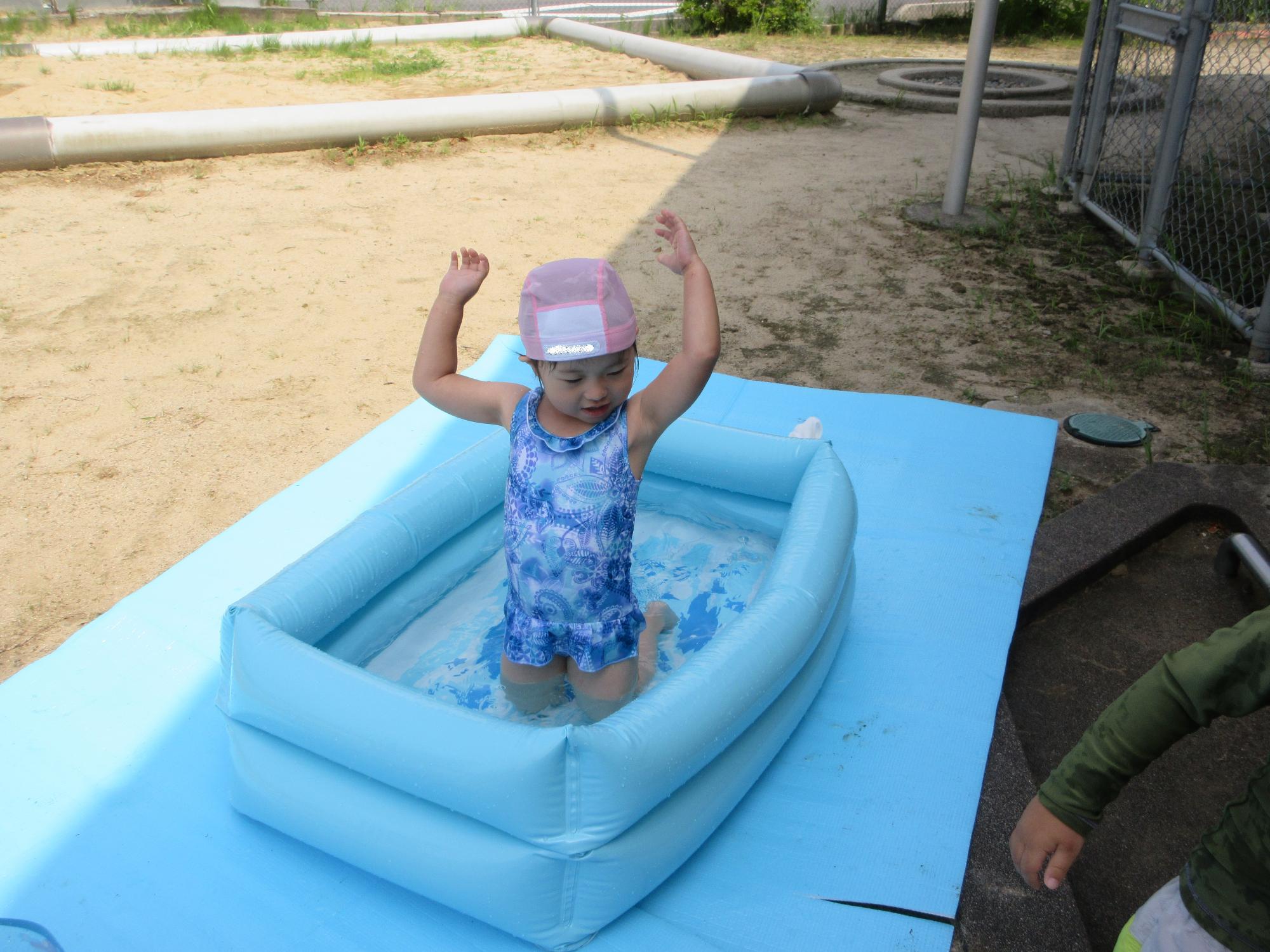 わあ！ プール気持ちいい！
