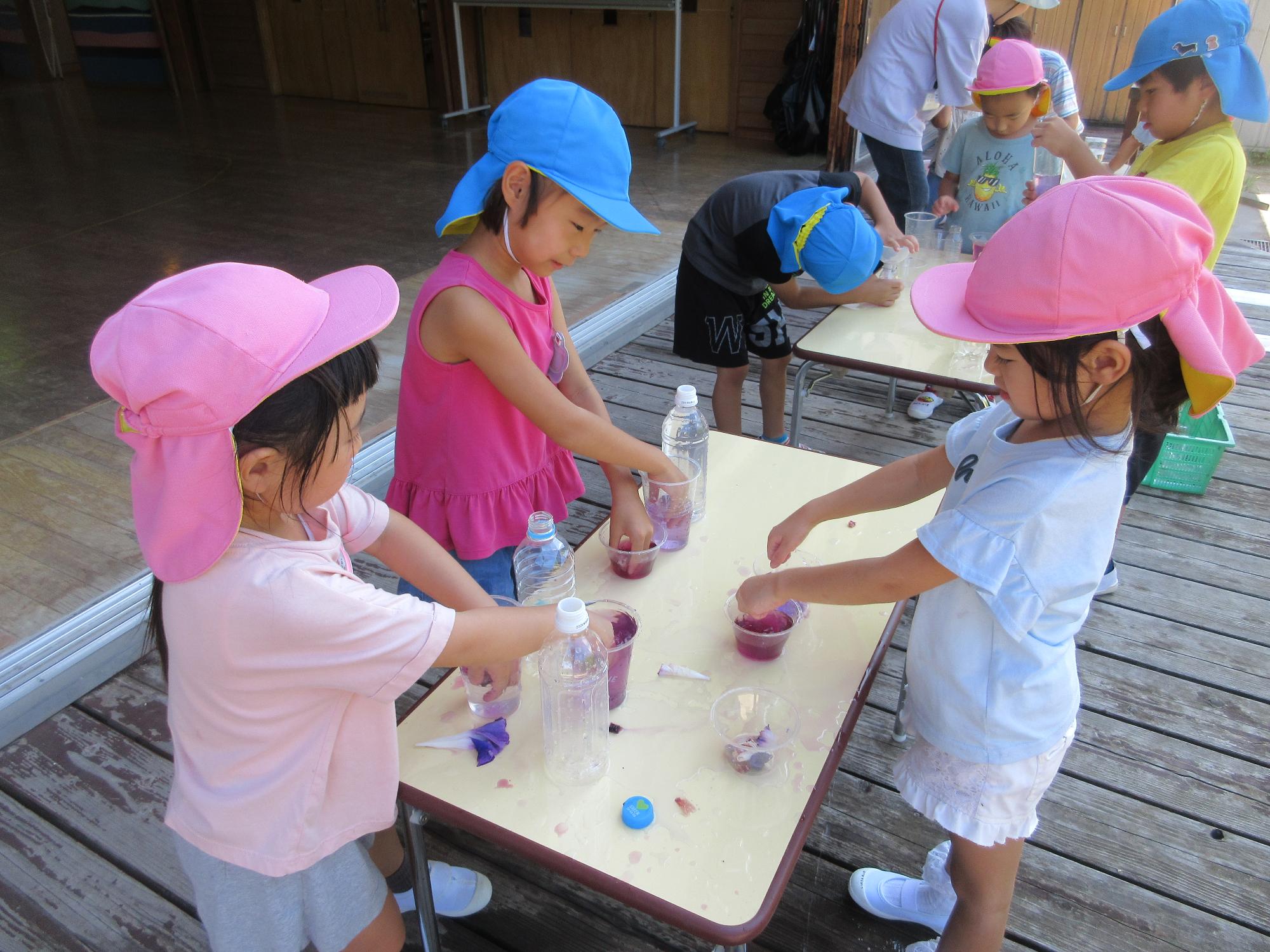 両手でもみもみ…水が綺麗な色に！