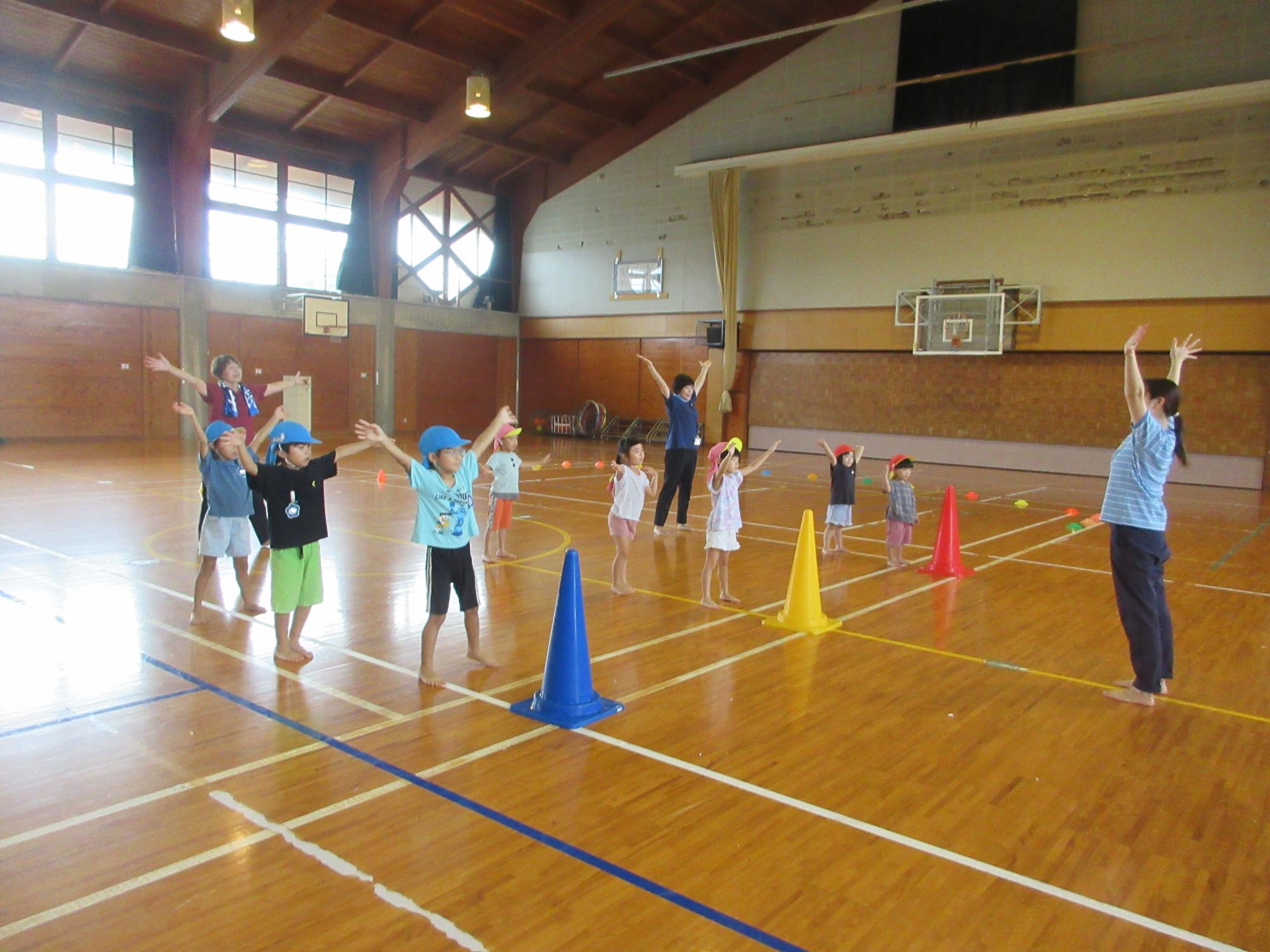 小学校の体育館で体操をしたよ