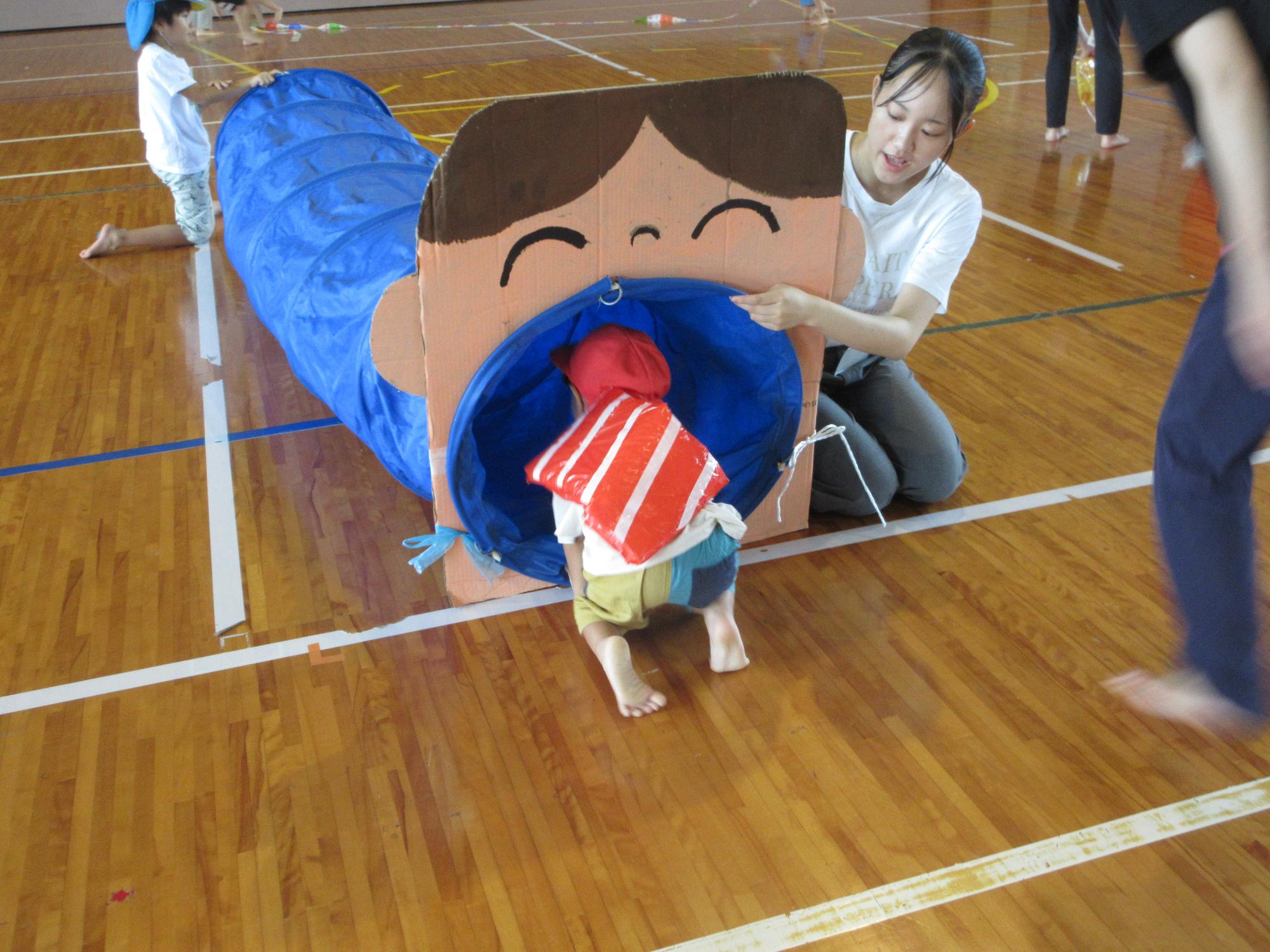 おすしになってお口のトンネルを通ると…