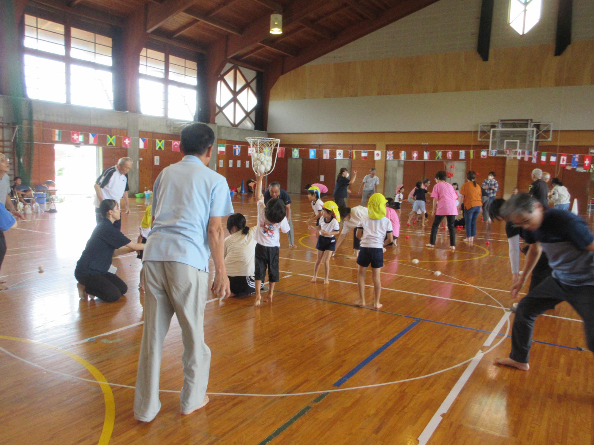 みんなで玉入れ