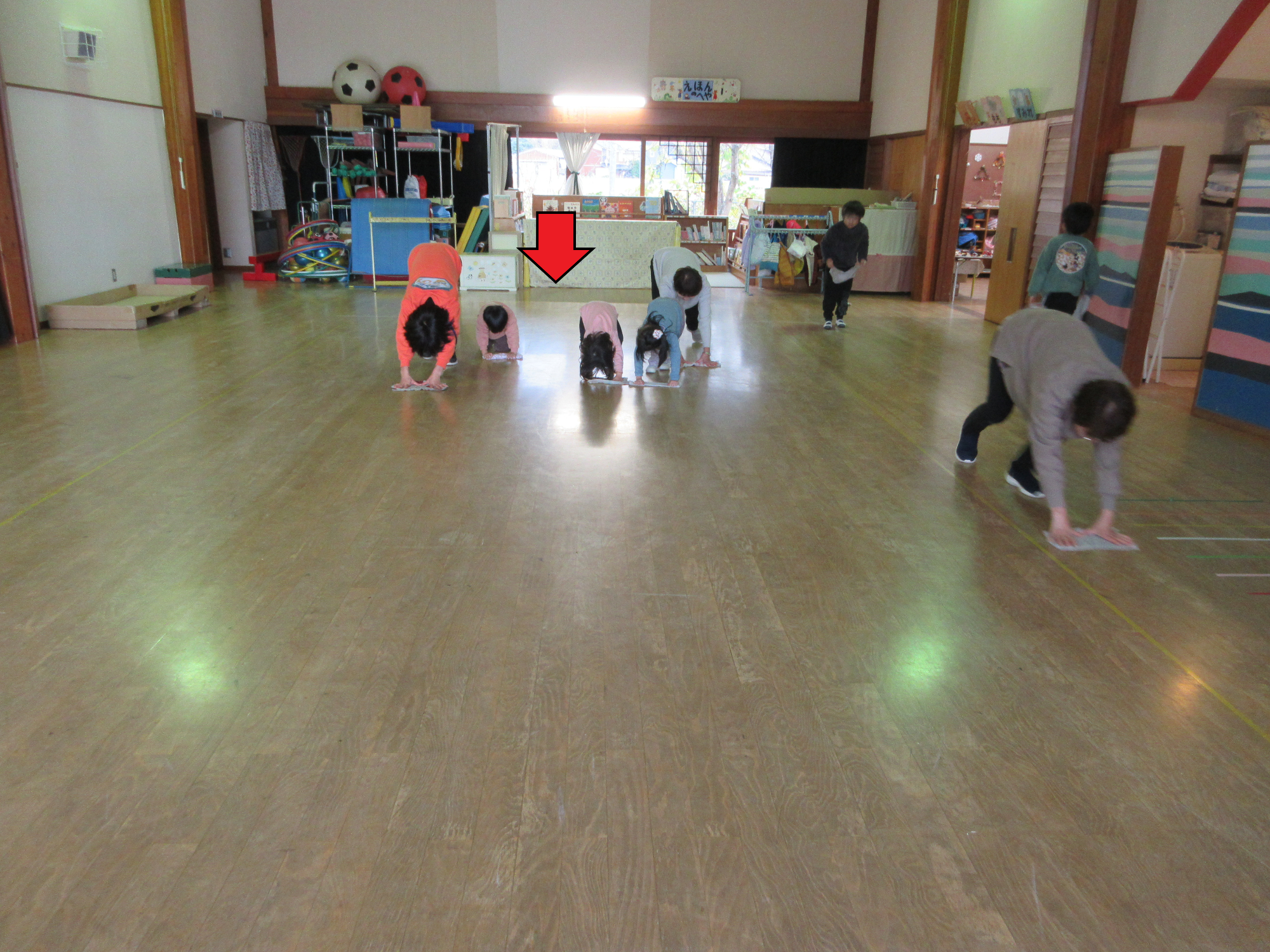 みんなでぞうきんがけ