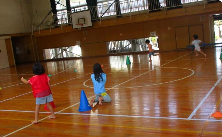 小学校の体育館で運動会ごっこをするこどもたち