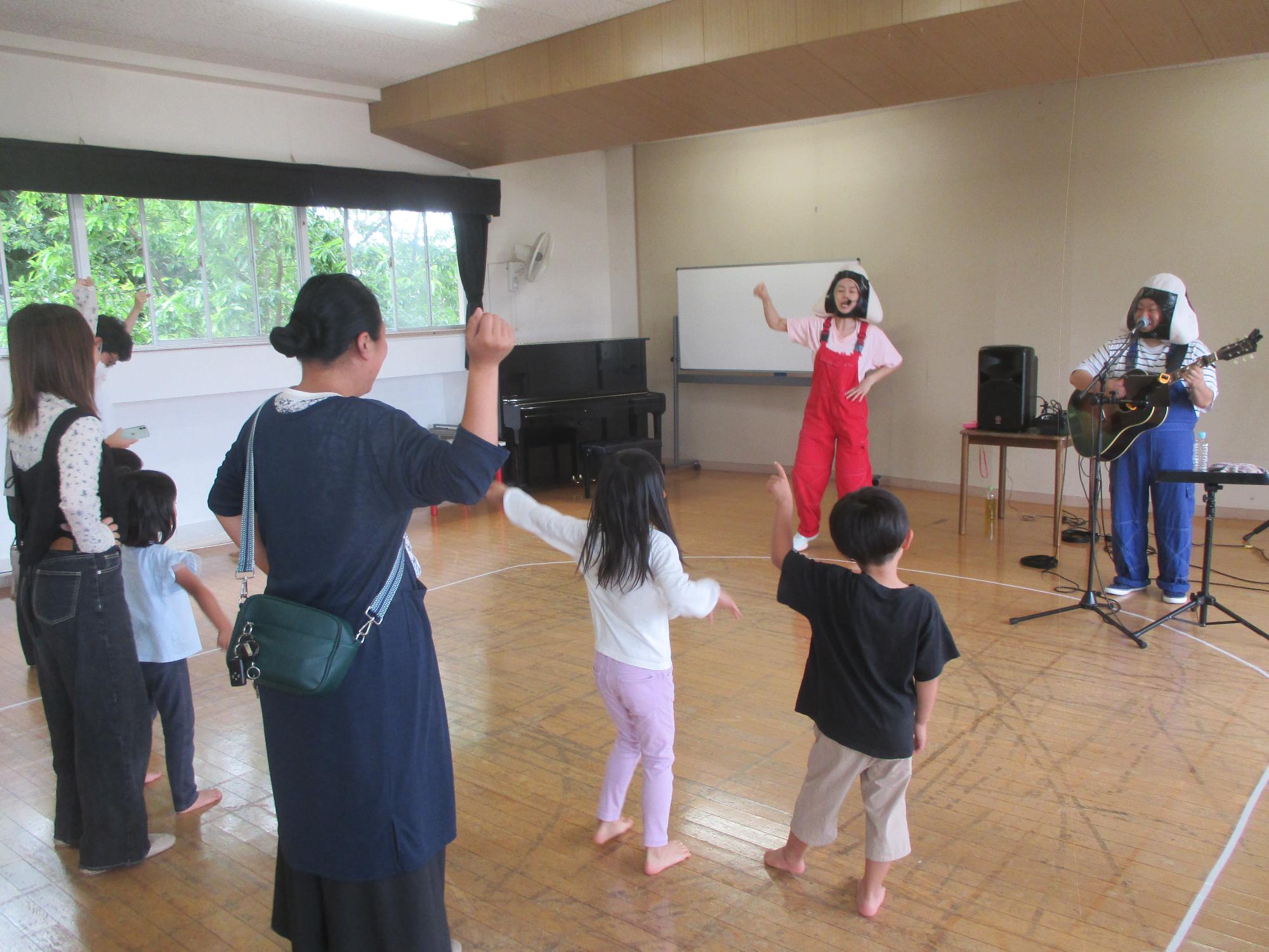 親子でおむすびーずさんのコンサートを楽しむ様子