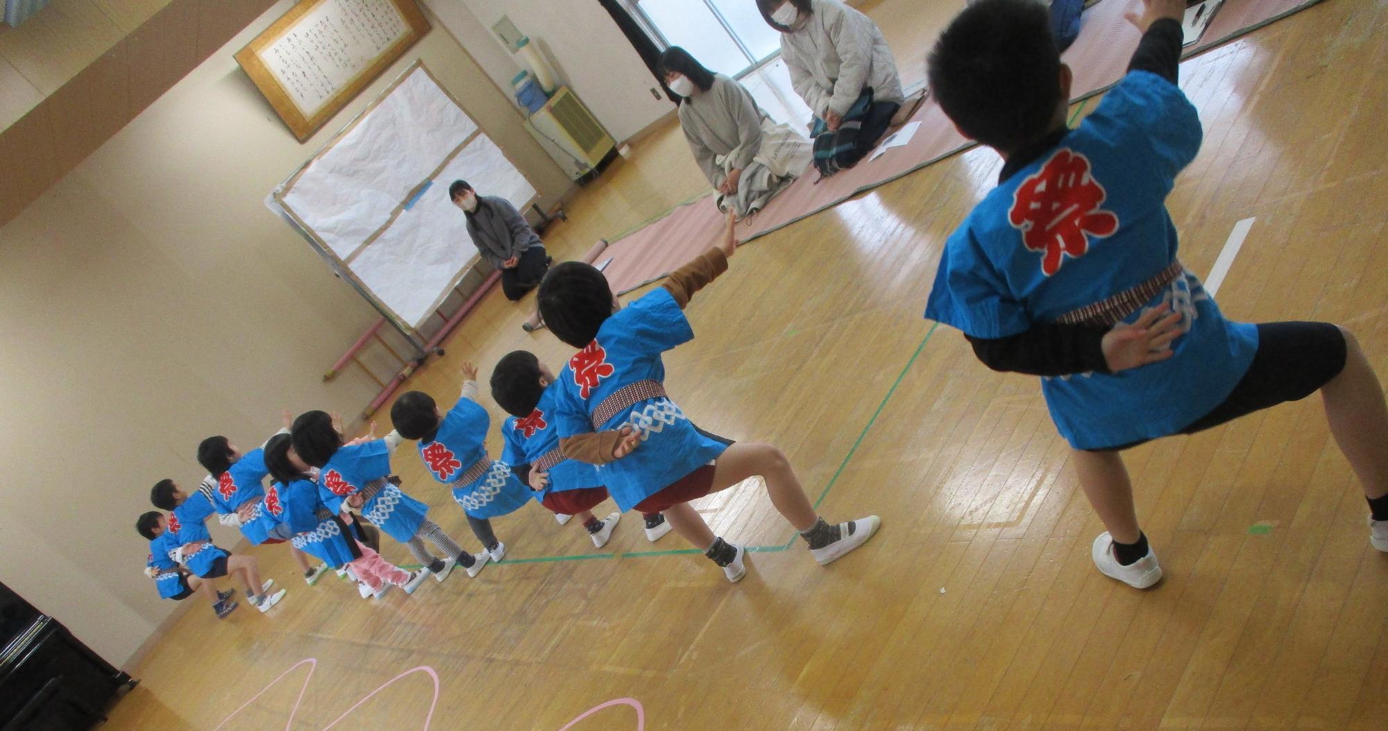 ソーラン節を踊る子ども達の背中