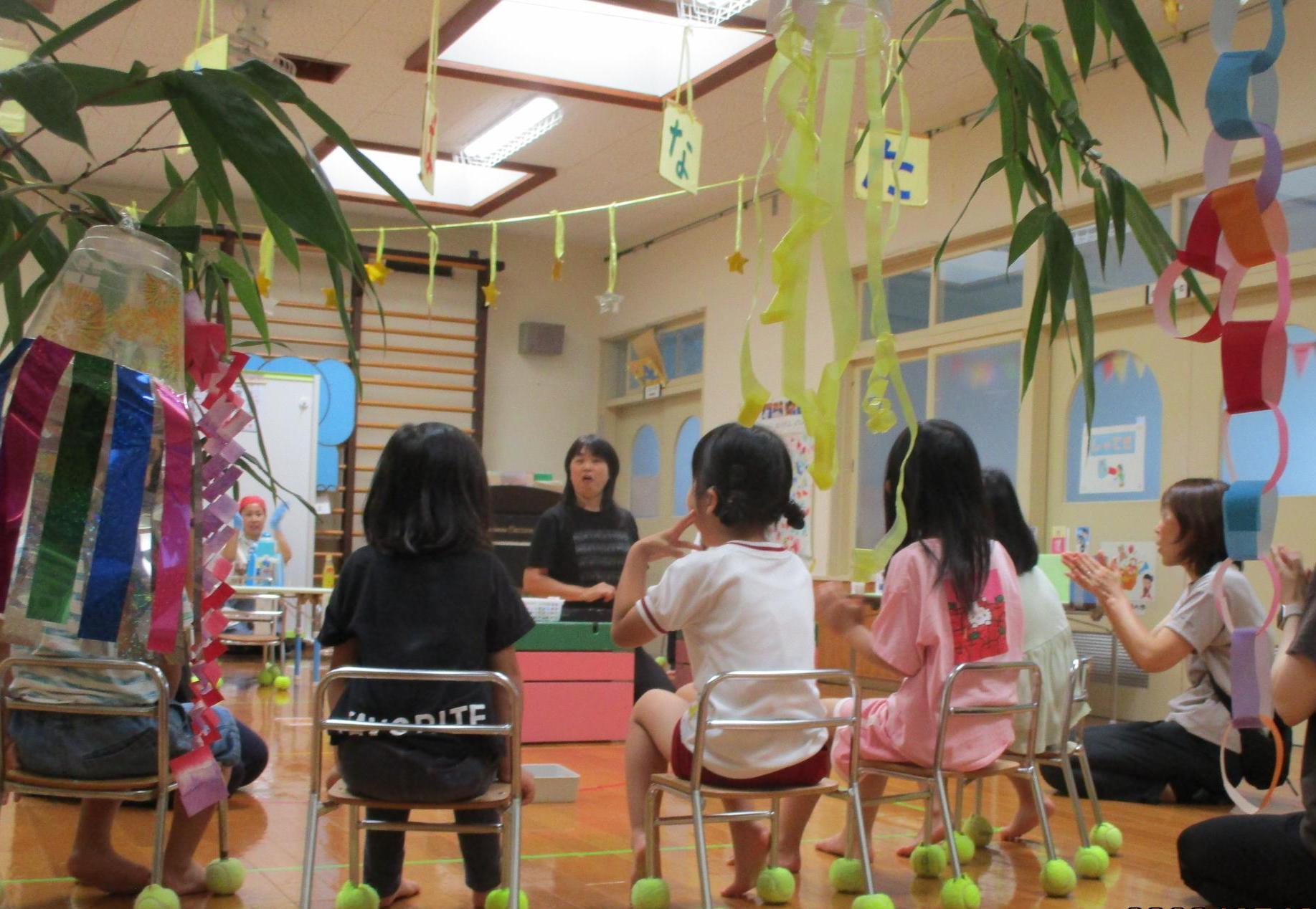 松江ろう学校幼稚部の友達と一緒に七夕会をしている様子