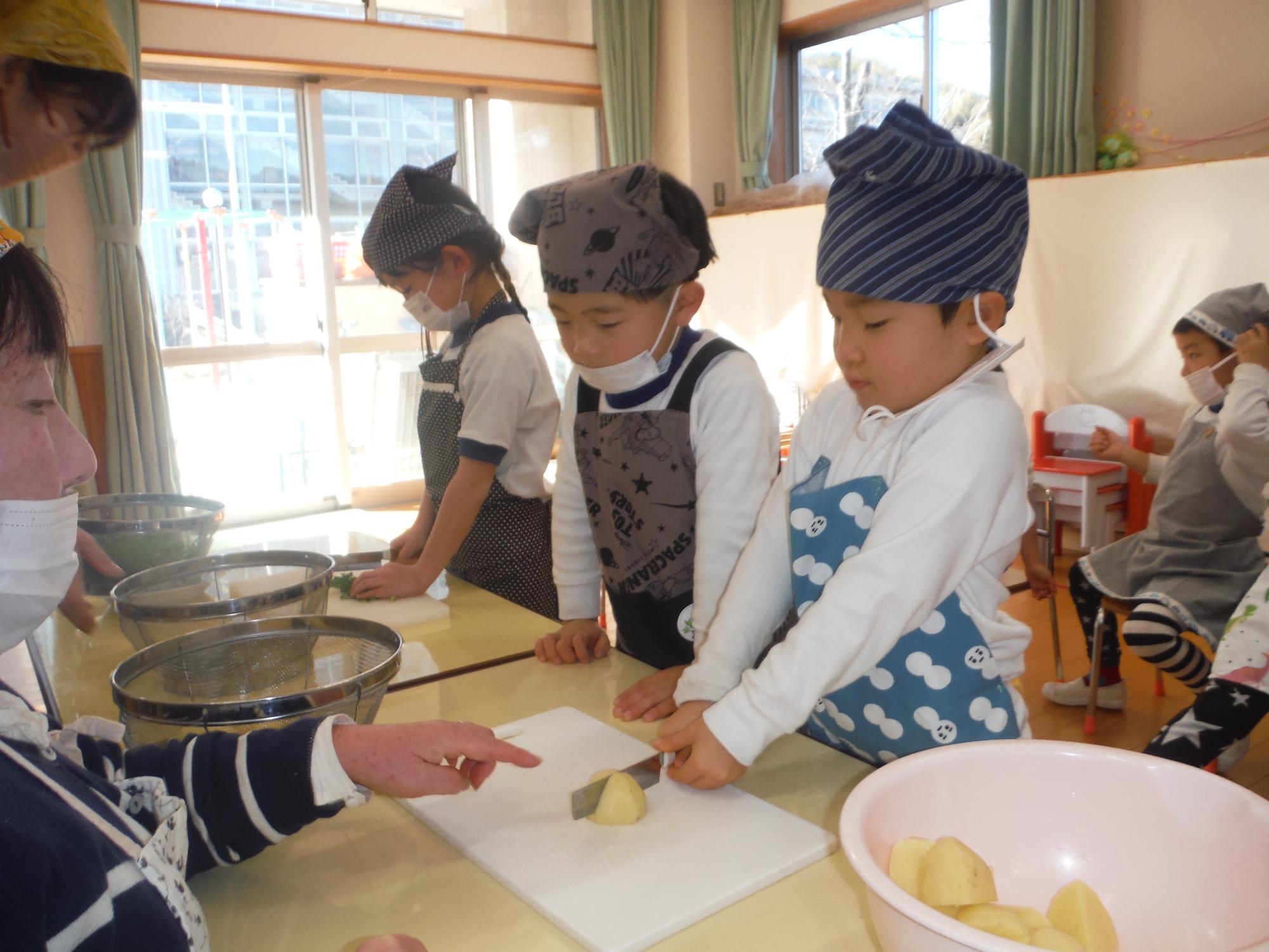 包丁も上手につかえるようになったよ