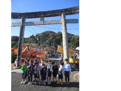 佐太神社の鳥居の前でハイチーズ！