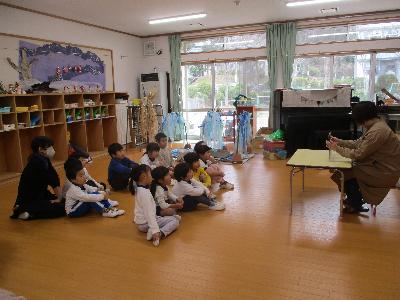 ミニ交通安全教室 紙芝居、楽しかったよ。 みぎひだりみぎよくみてわたろう