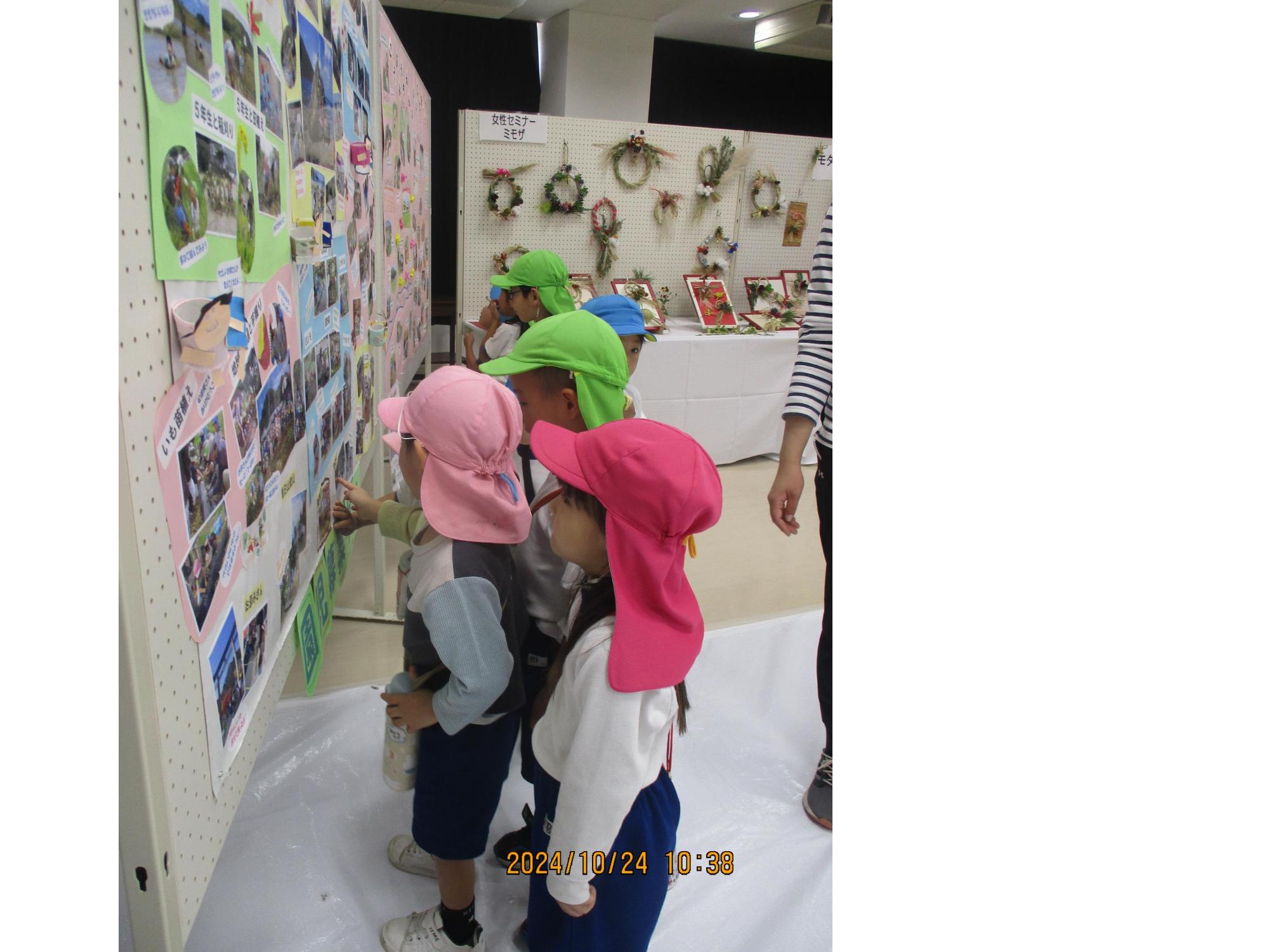 文化祭の展示写真を見に行ったよ。ステキな作品がたくさんあったね。