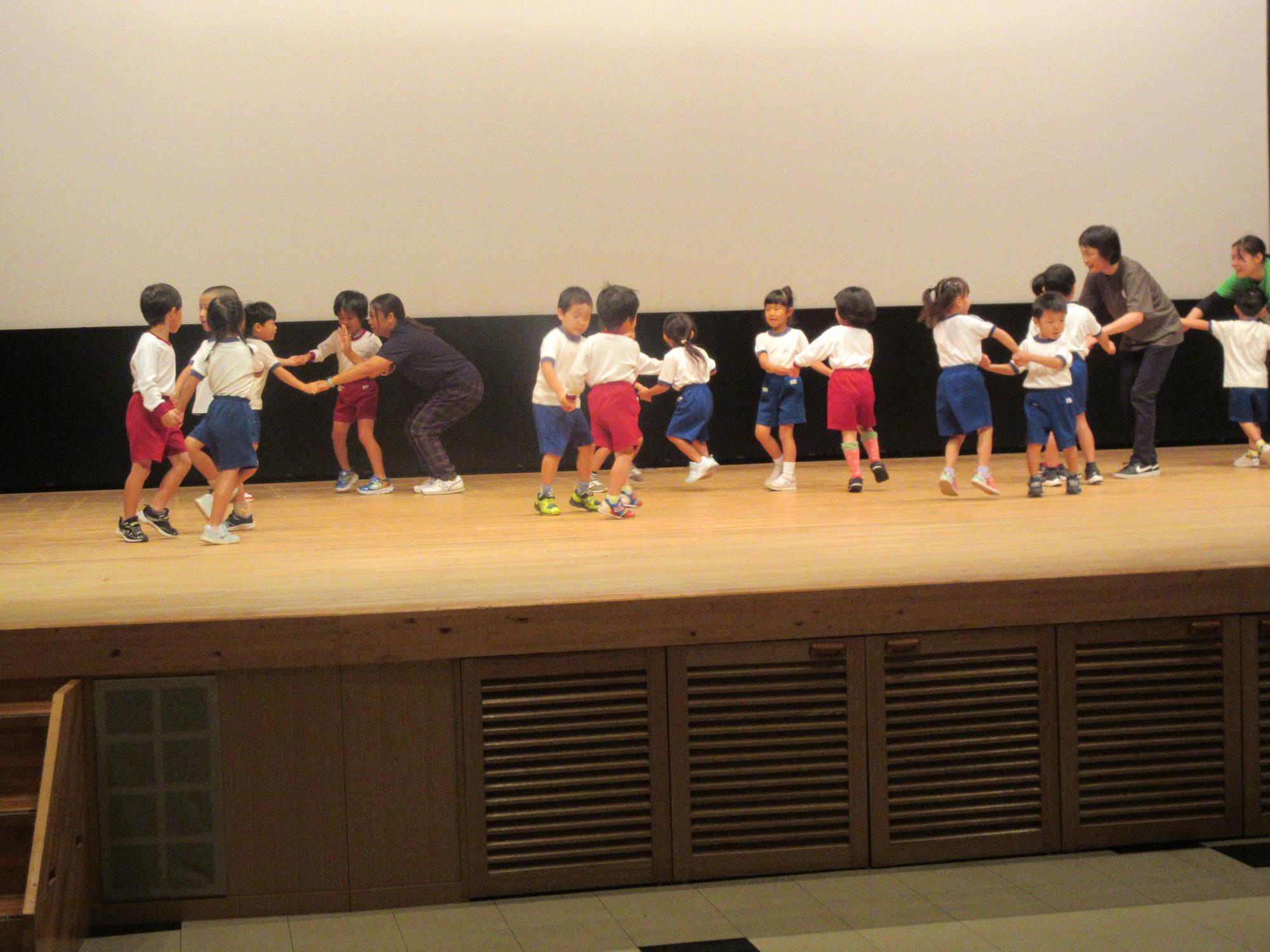 鹿島町民文化祭にこうぶ幼稚園のお友達と一緒に出演したよ。一緒にフォークダンス踊ったよ。