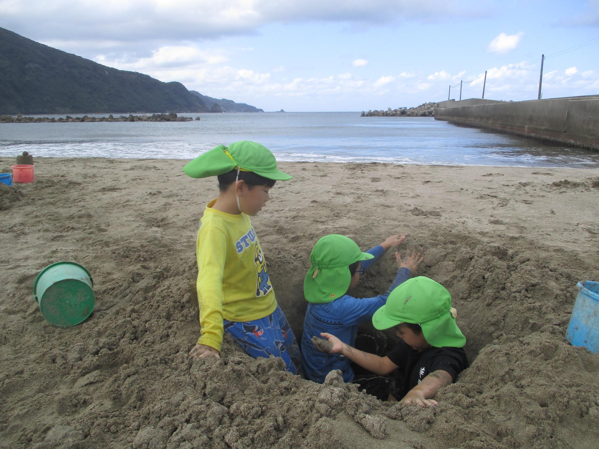 秋の浜遊び、ふかーい穴をほって、温泉作るよー。みんなが入れるくらい大きいの。