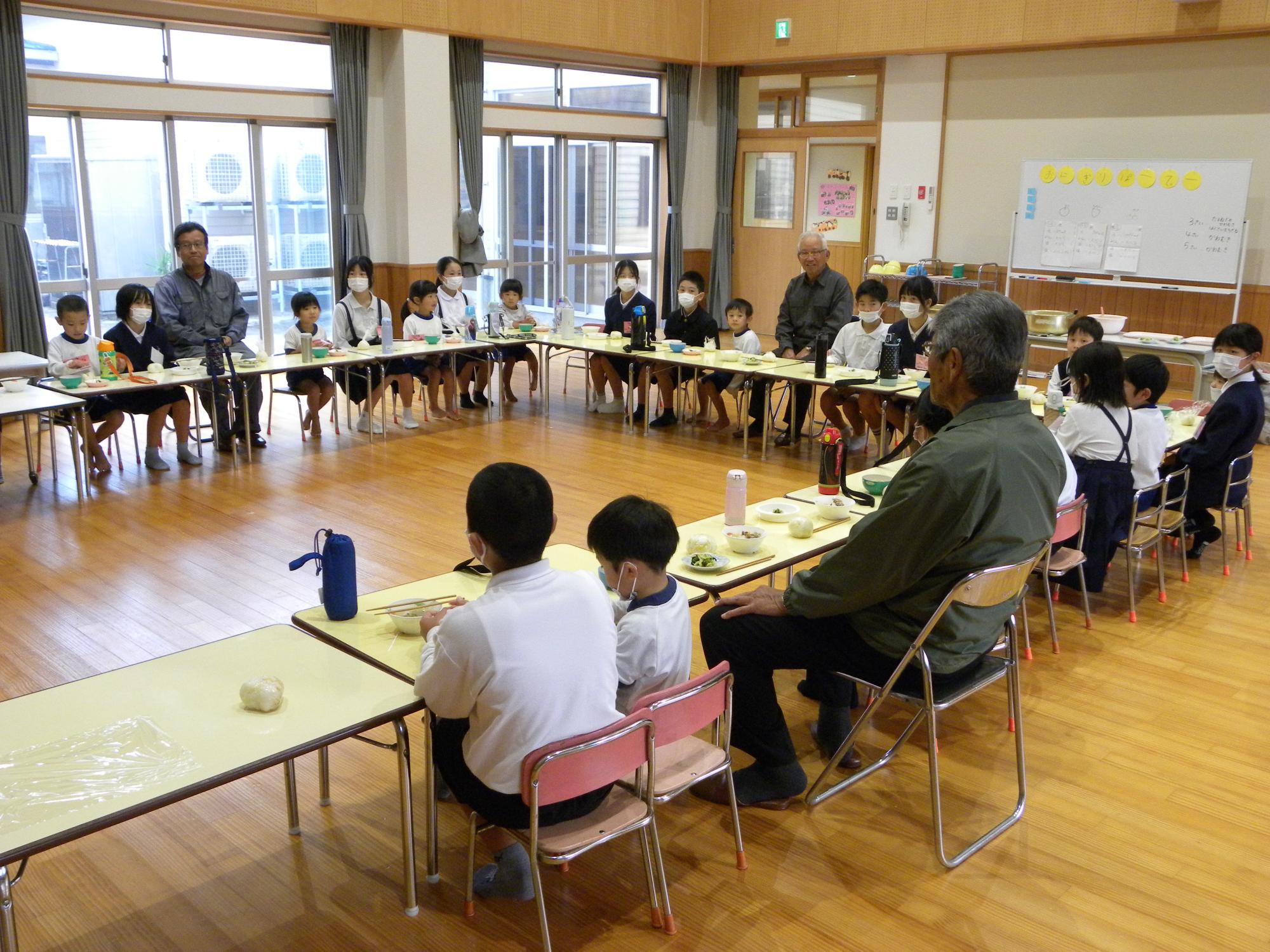 おにぎりパーテイー。畑のことでお世話になっている地域の方も招いて一緒におにぎりと豚汁、おひたし食べたよ。