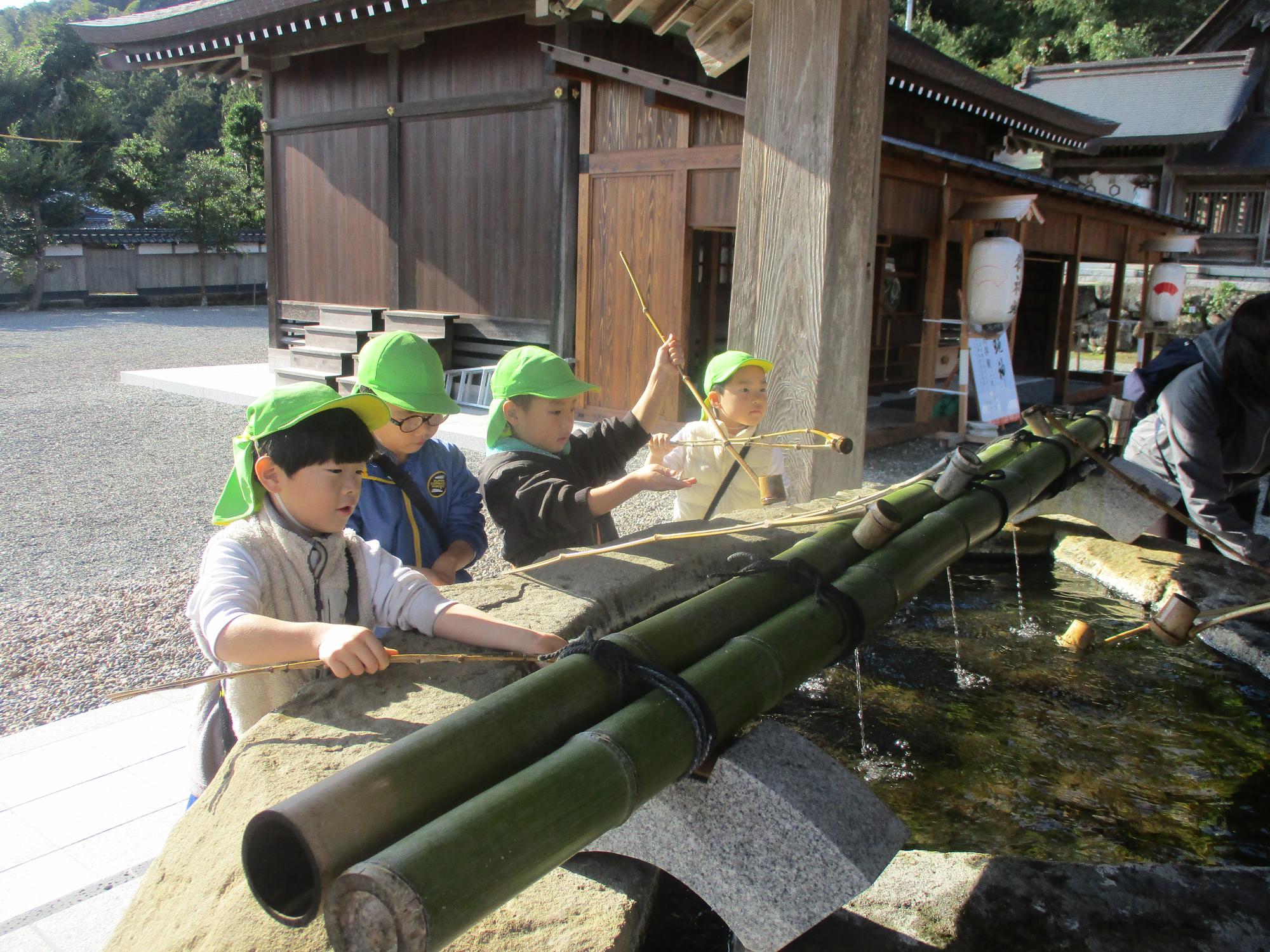 清めの水で、手を洗います。