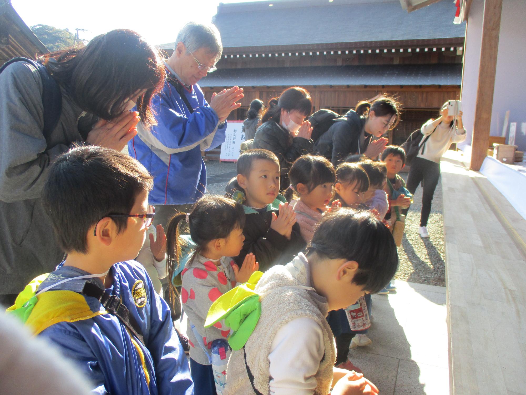 佐太神社で願い事をしながら手を合わせておまいりしたよ。