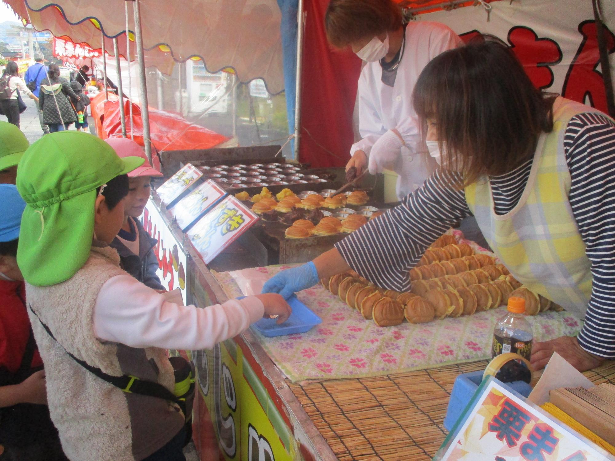 お店屋さんで、自分でおまんじゅうを買い物したよ。