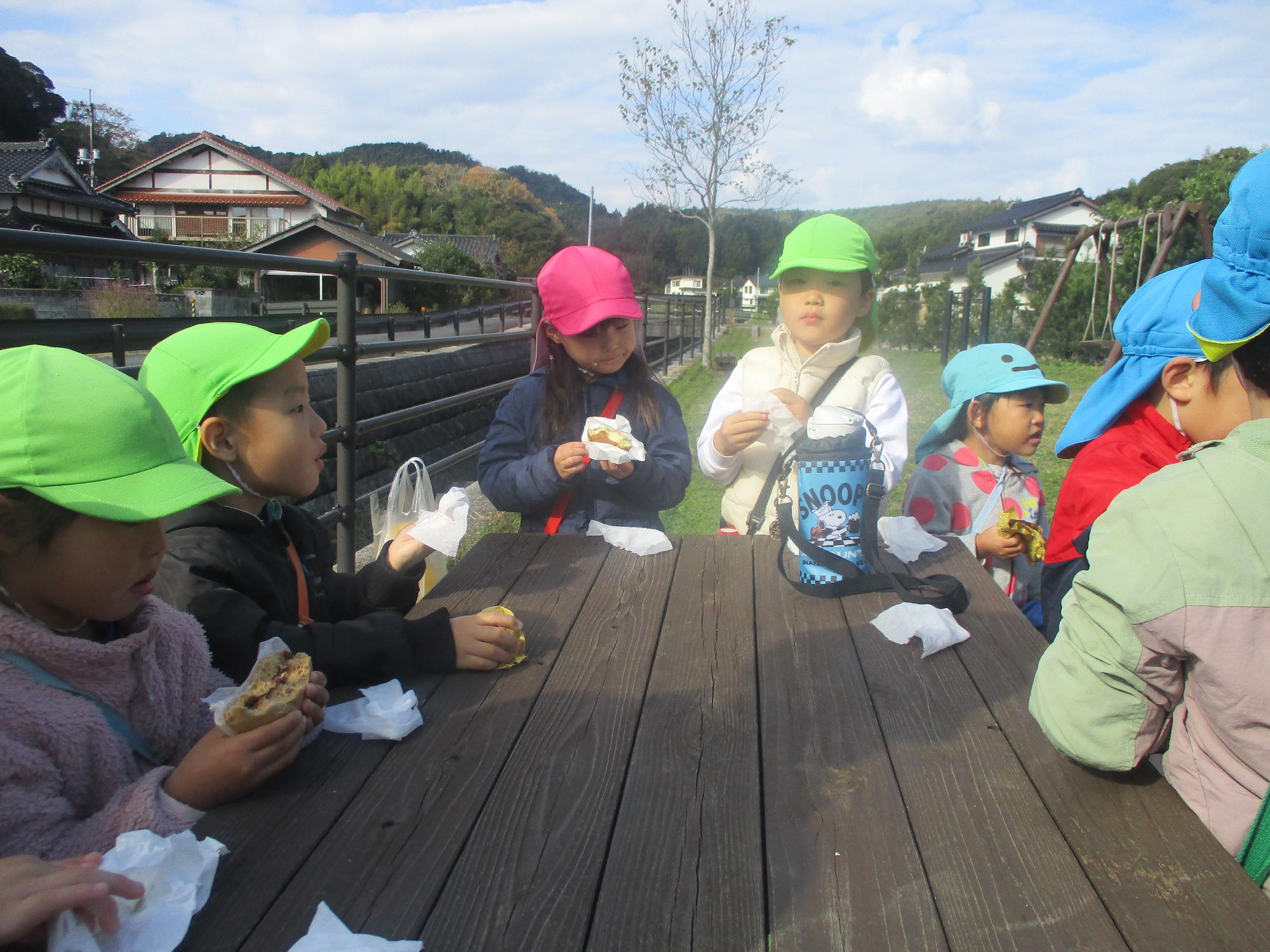 近くの公園で、お饅頭食べたよ。あったかくておいしかったね