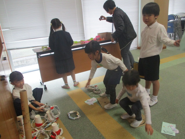 わなげ、はいれー！やったー！はいった。