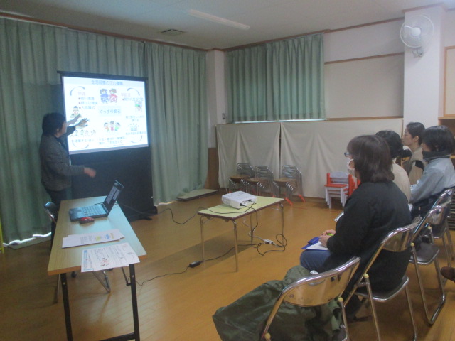 保護者研修会で「メディア研修」を受けました。みなさん、家庭でのメディアについて真剣に考えておられましたよ。感想もしっかりと書いていただき、今後の生活に活かそうとしておられるのがよくわかりました。