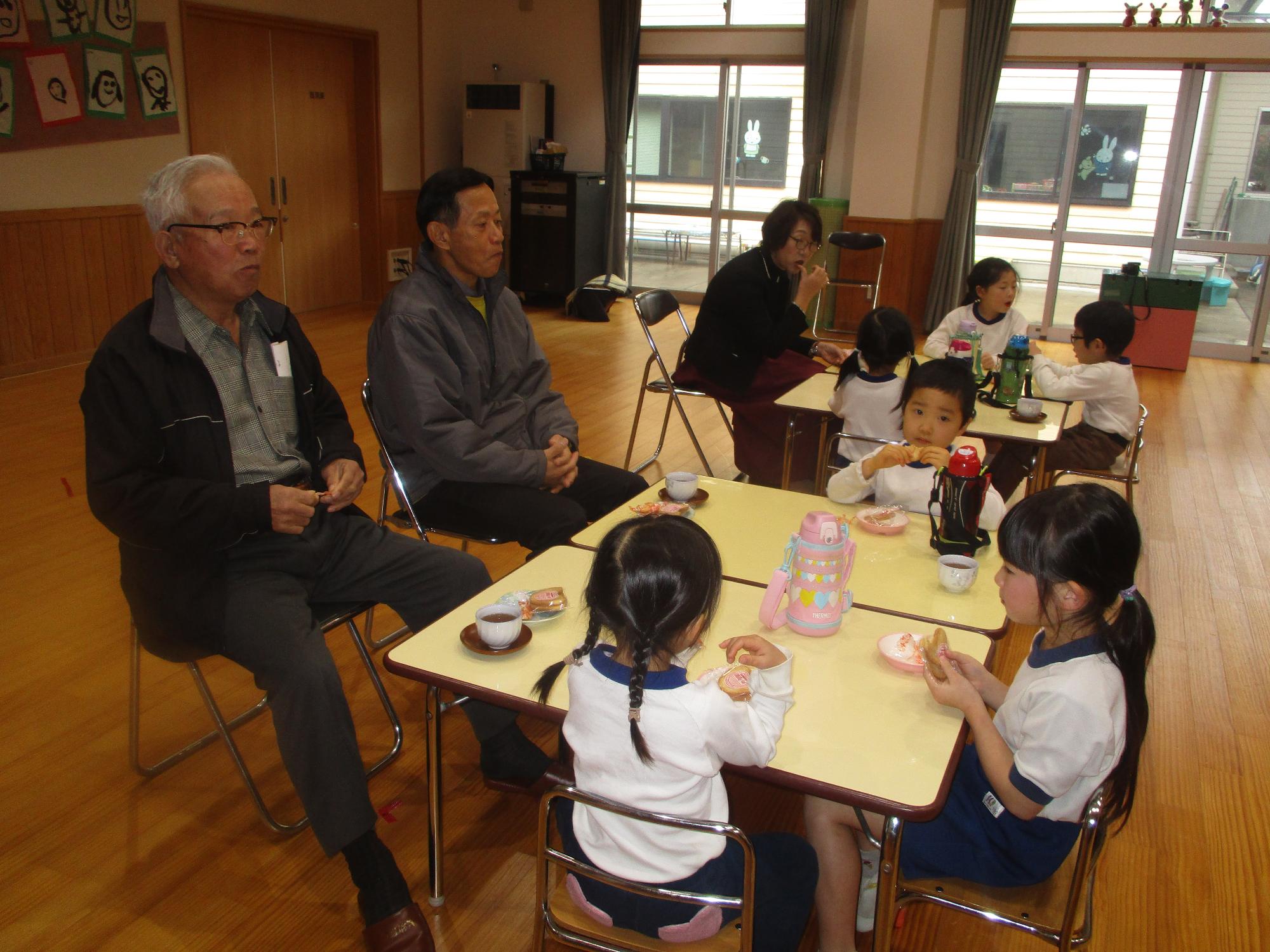 ありがとうの会をしたよ。みんなでお茶会もしたんだよ。おいしかったね。