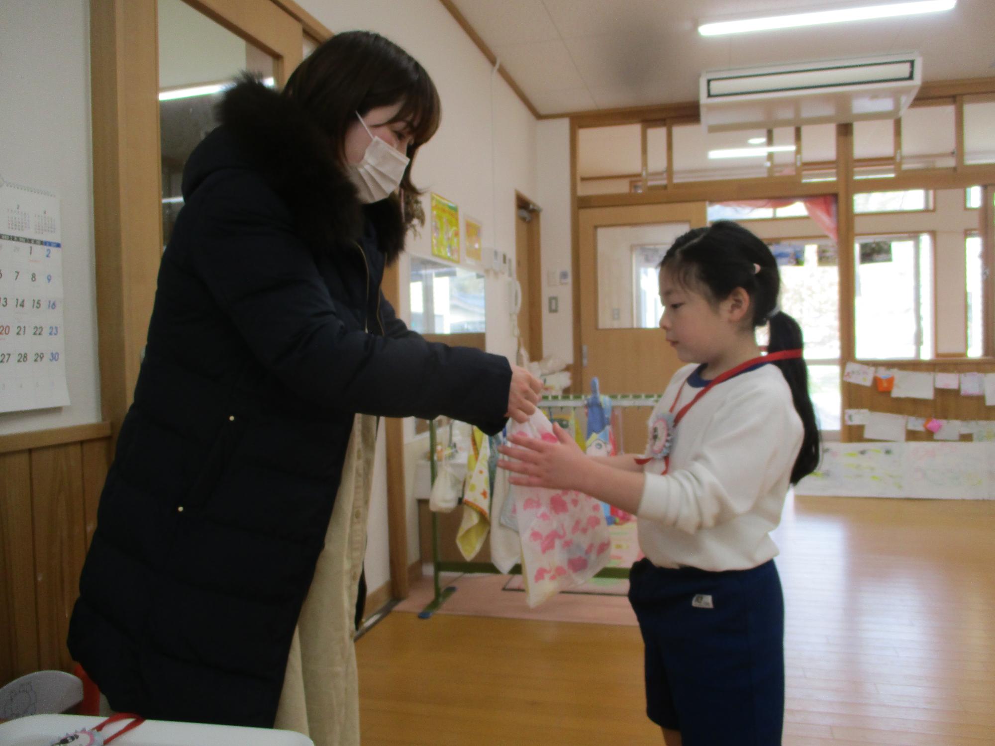 白鳥クラブさんのミニ交通安全教室とごほうび渡し