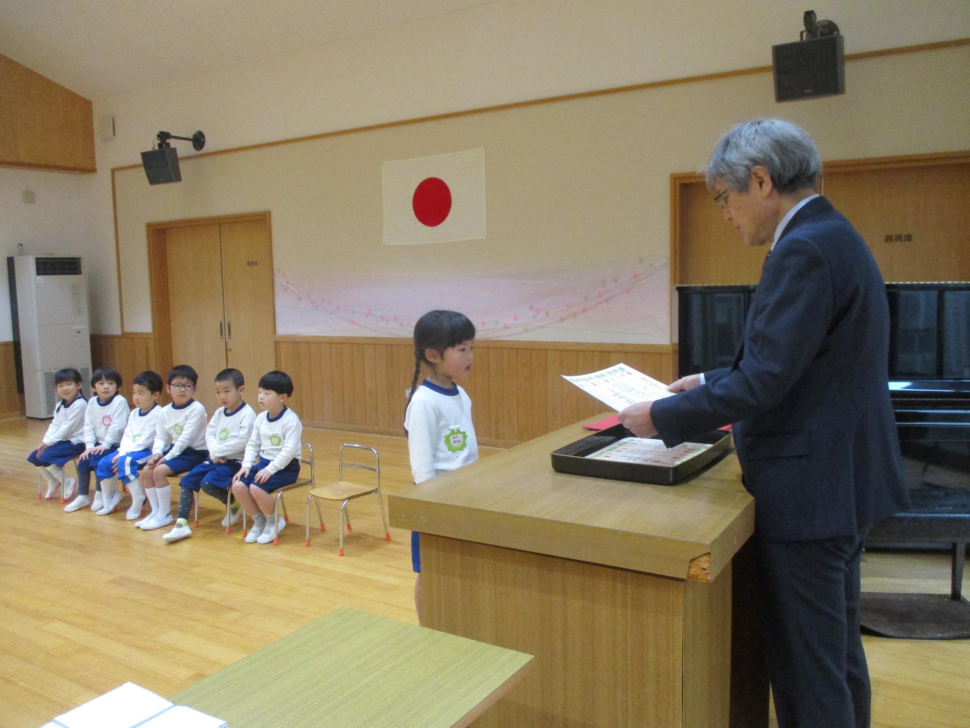 年中さんも年少さんも修了証書をもらったよ