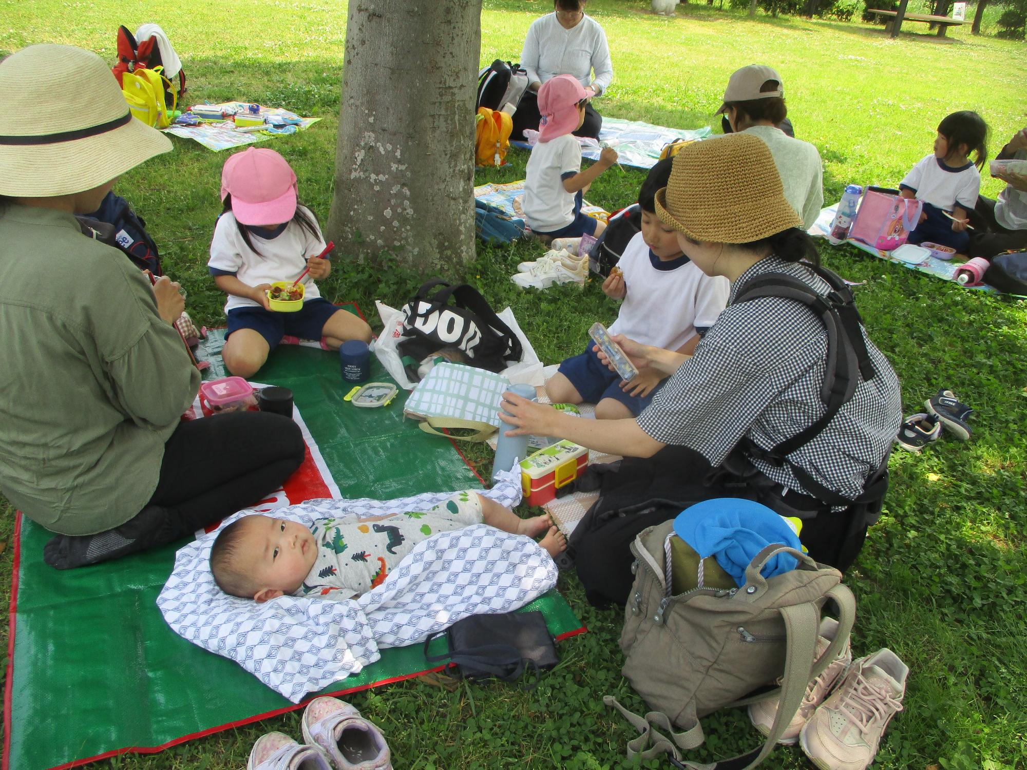 親子遠足ゴビウス 外でおうちの人や友達とお弁当食べたよ。