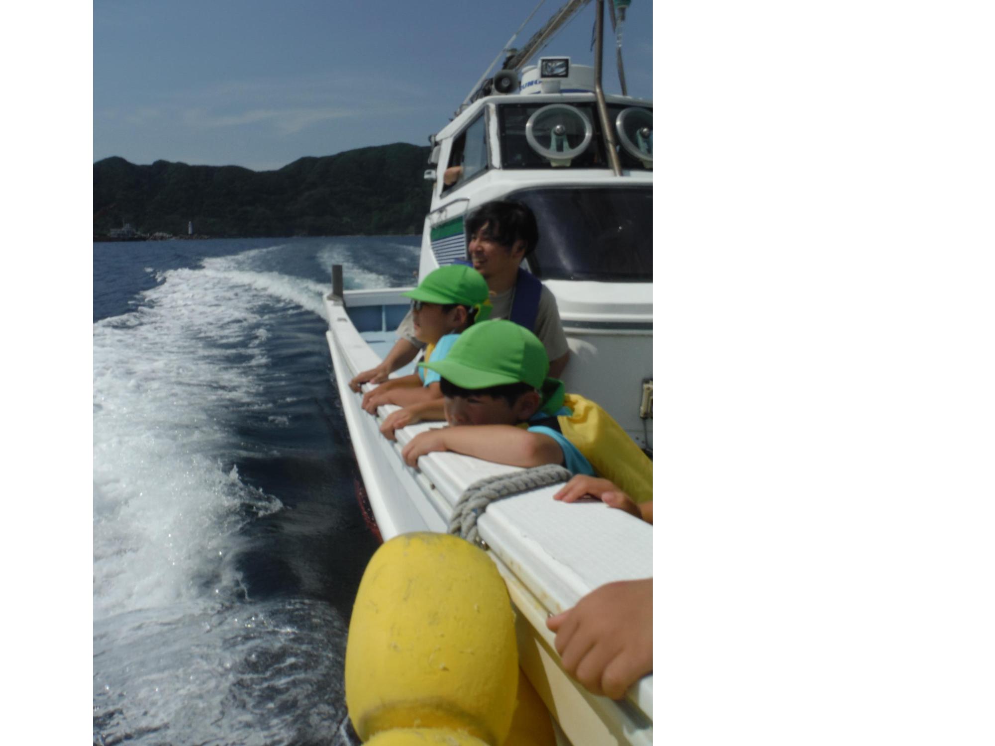 クルージング！海の波しぶきがきもちいいね！