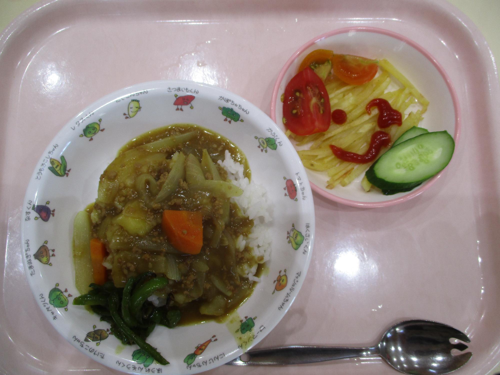 園で育てた玉ねぎとじゃがいもで。おつかれーらいすを作ったよ。おいしかった～