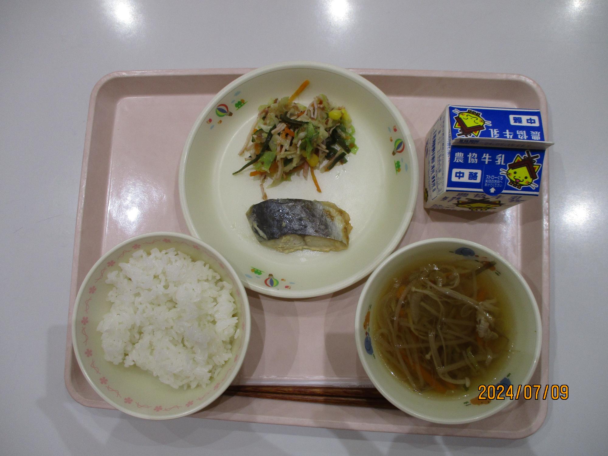 今日の給食献立は、ご飯、牛乳、さわらのみそマヨネーズ焼き、元気サラダ、沢煮椀です。