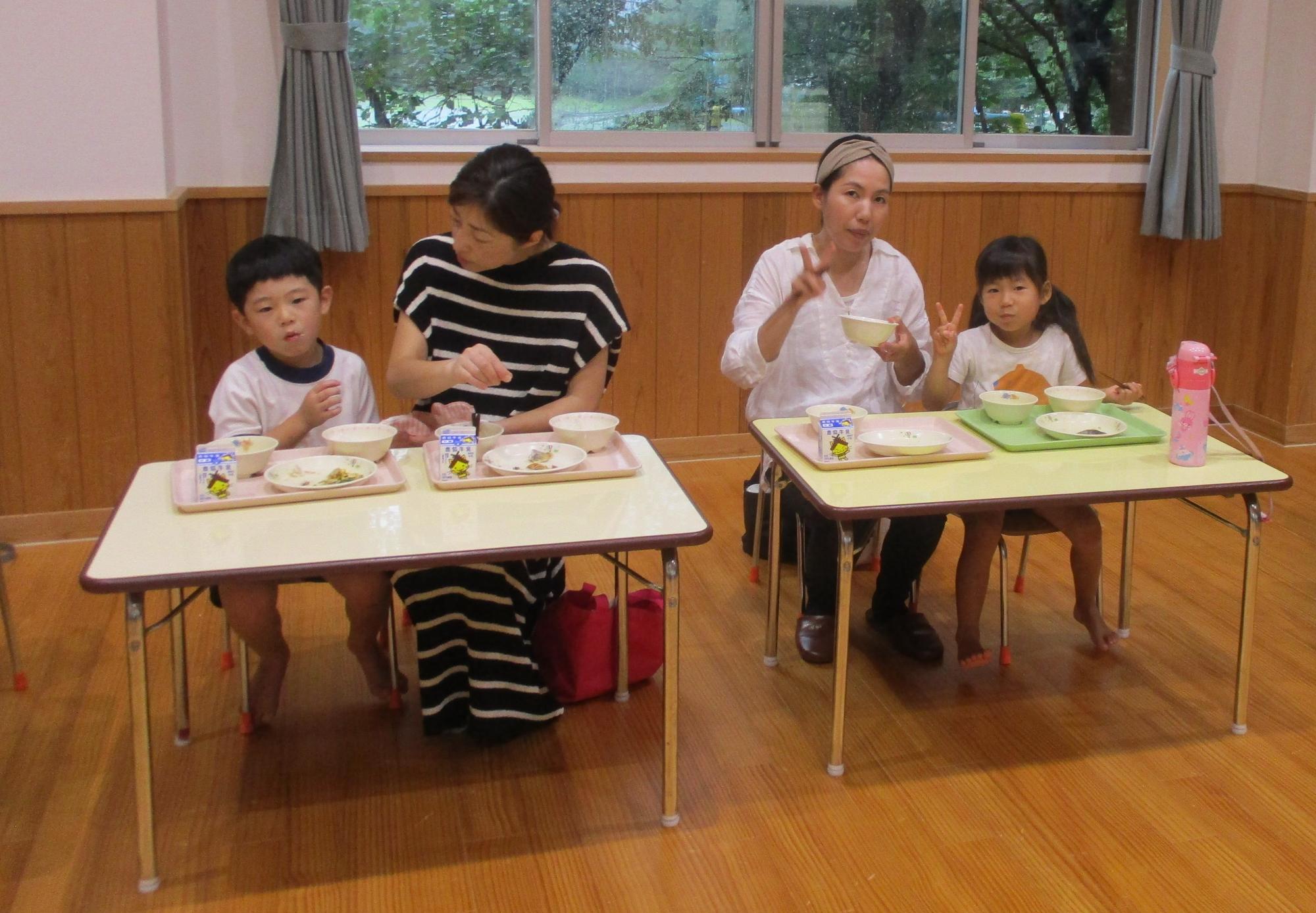 おうちの人と一緒にうれしいね。みてみて。、野菜もたべられるようになったよ。